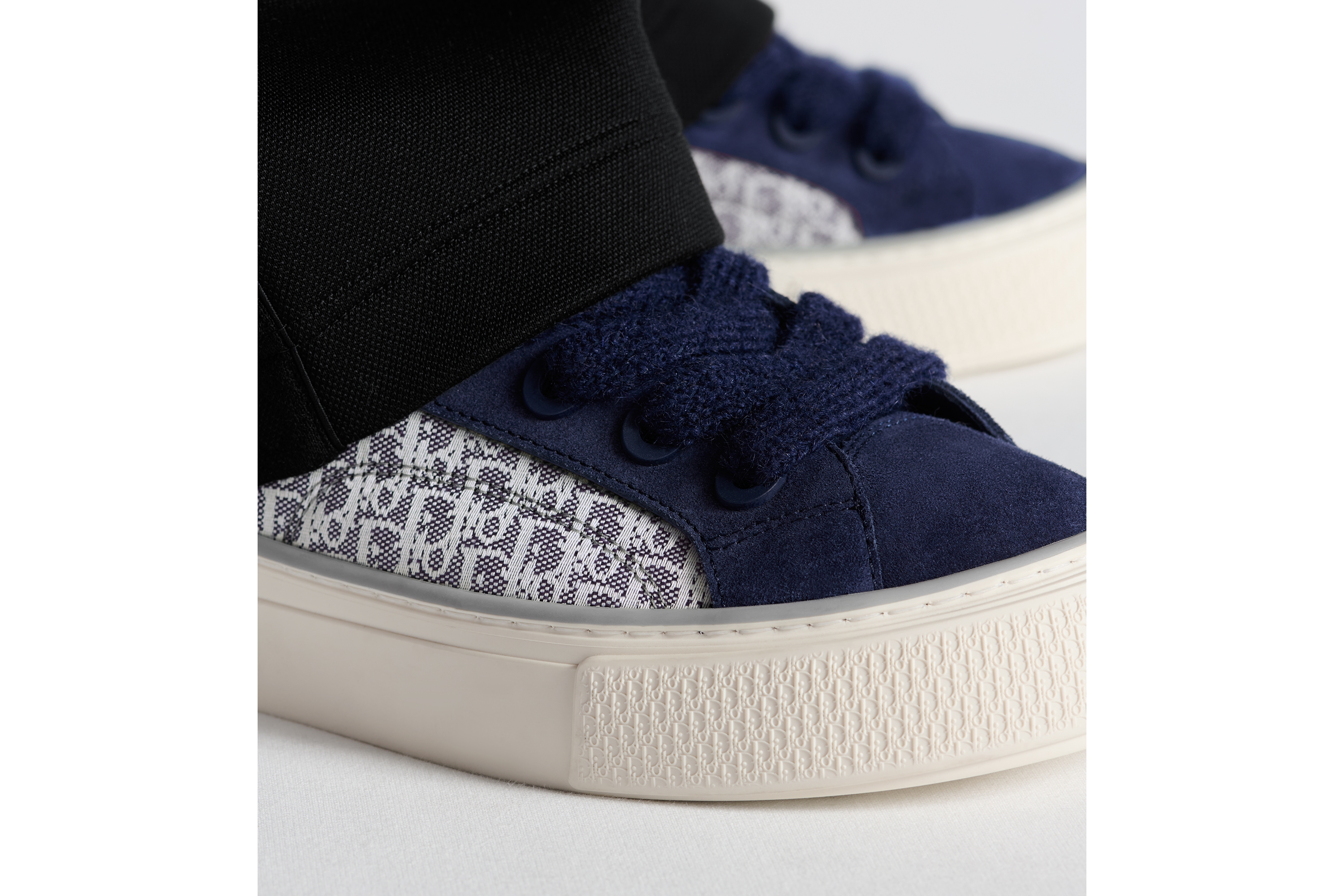 B33 Spin Sneaker