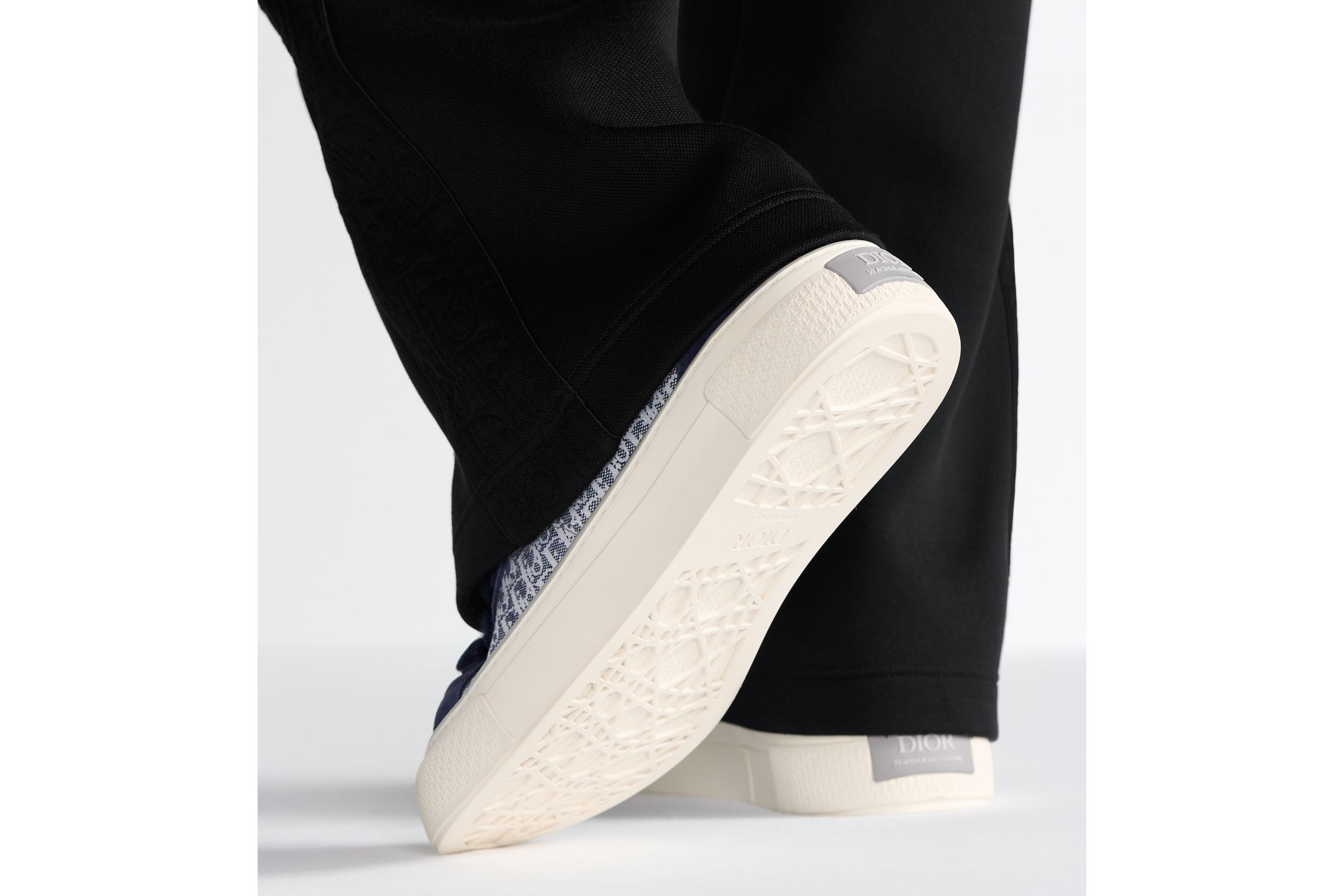 B33 Spin Sneaker