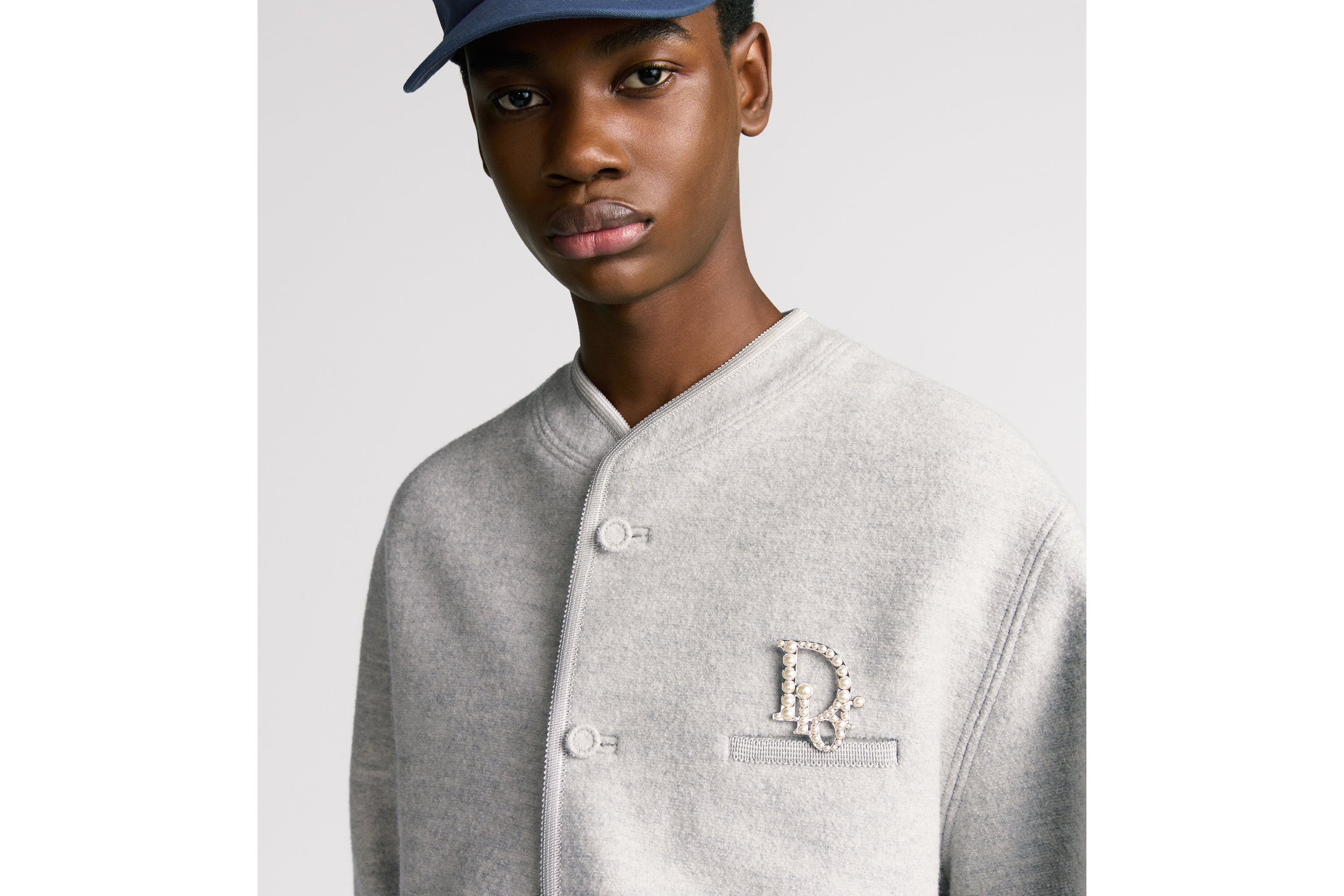 Broche Dior Oblique Abalorios de resina blancos y latón plateado E39