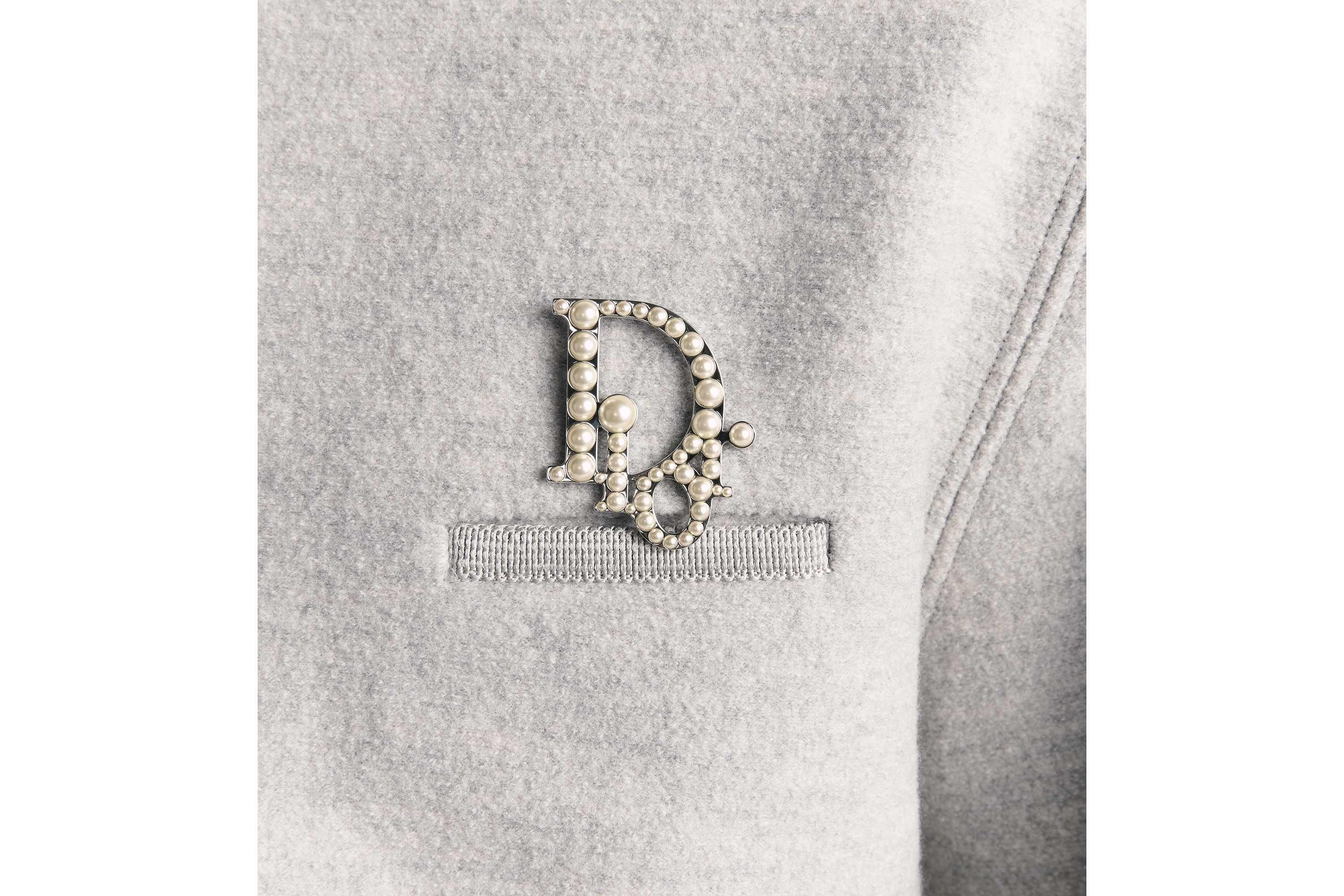 look_image_alt_prefix Broche Dior Oblique Metal com acabamento prateado e pérolas de resina branca E40