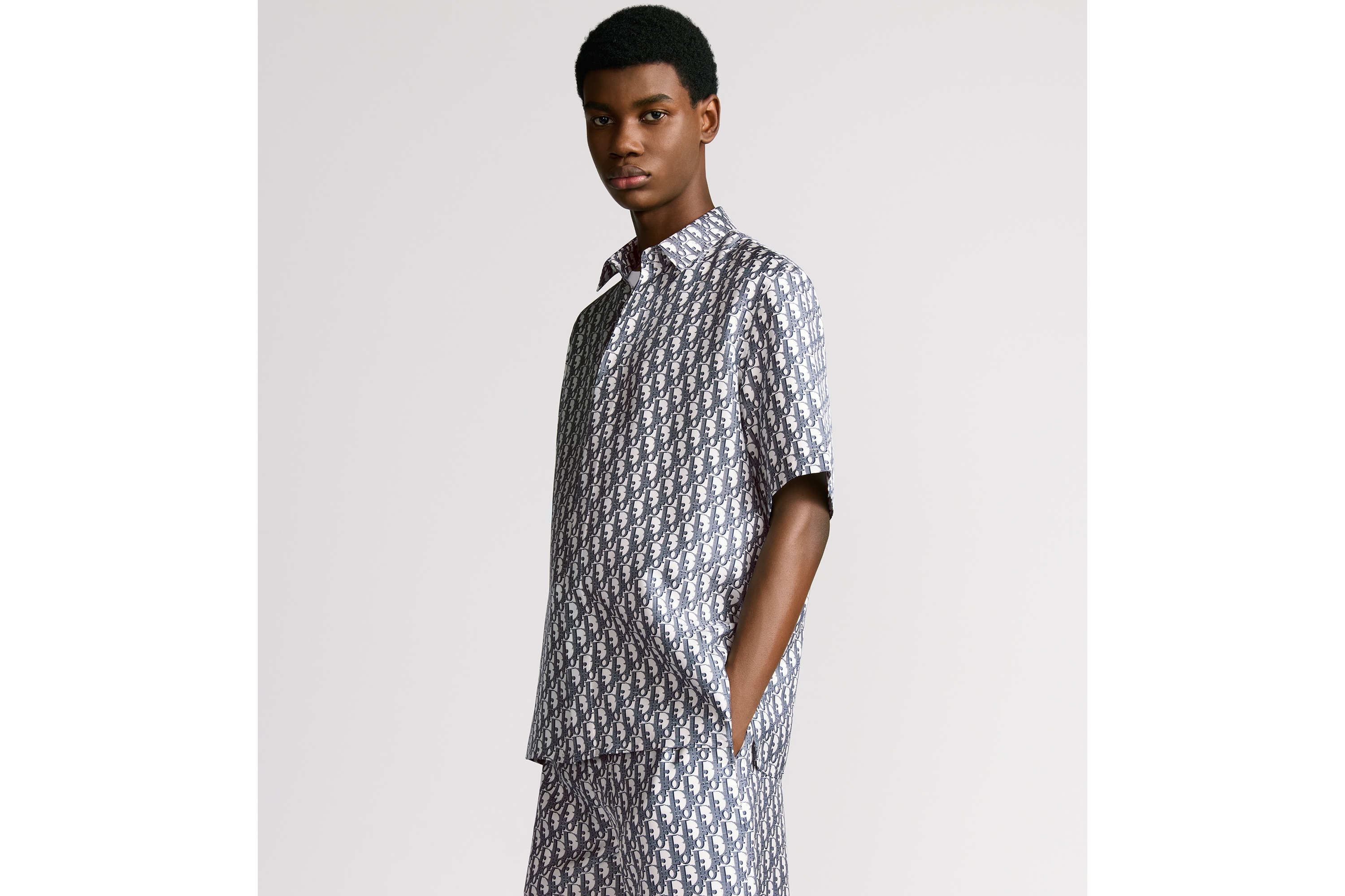 look_image_alt_prefix Dior Oblique 반소매 셔츠 화이트 & 네이비 블루 실크 트윌 E07