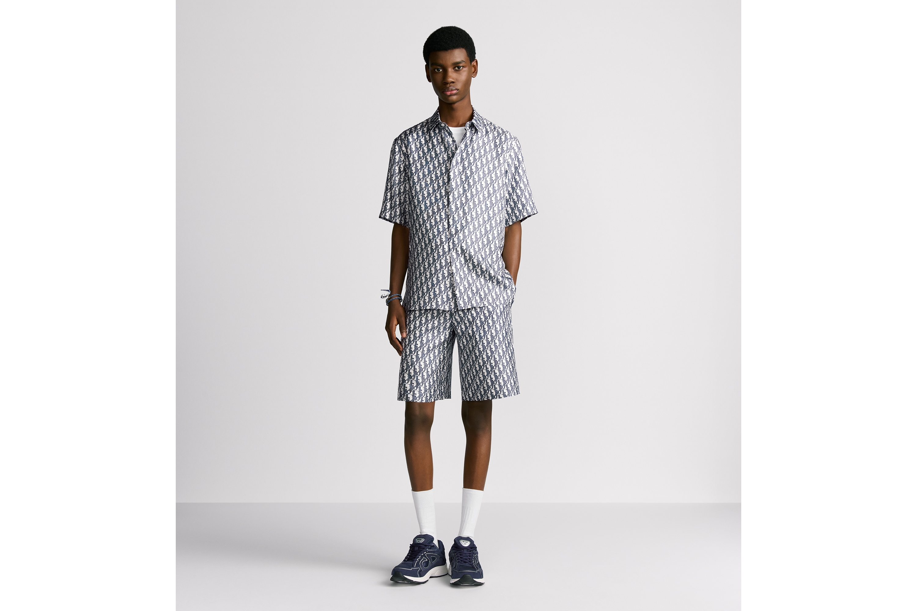 look_image_alt_prefix Dior Oblique 반소매 셔츠 화이트 & 네이비 블루 실크 트윌 E08