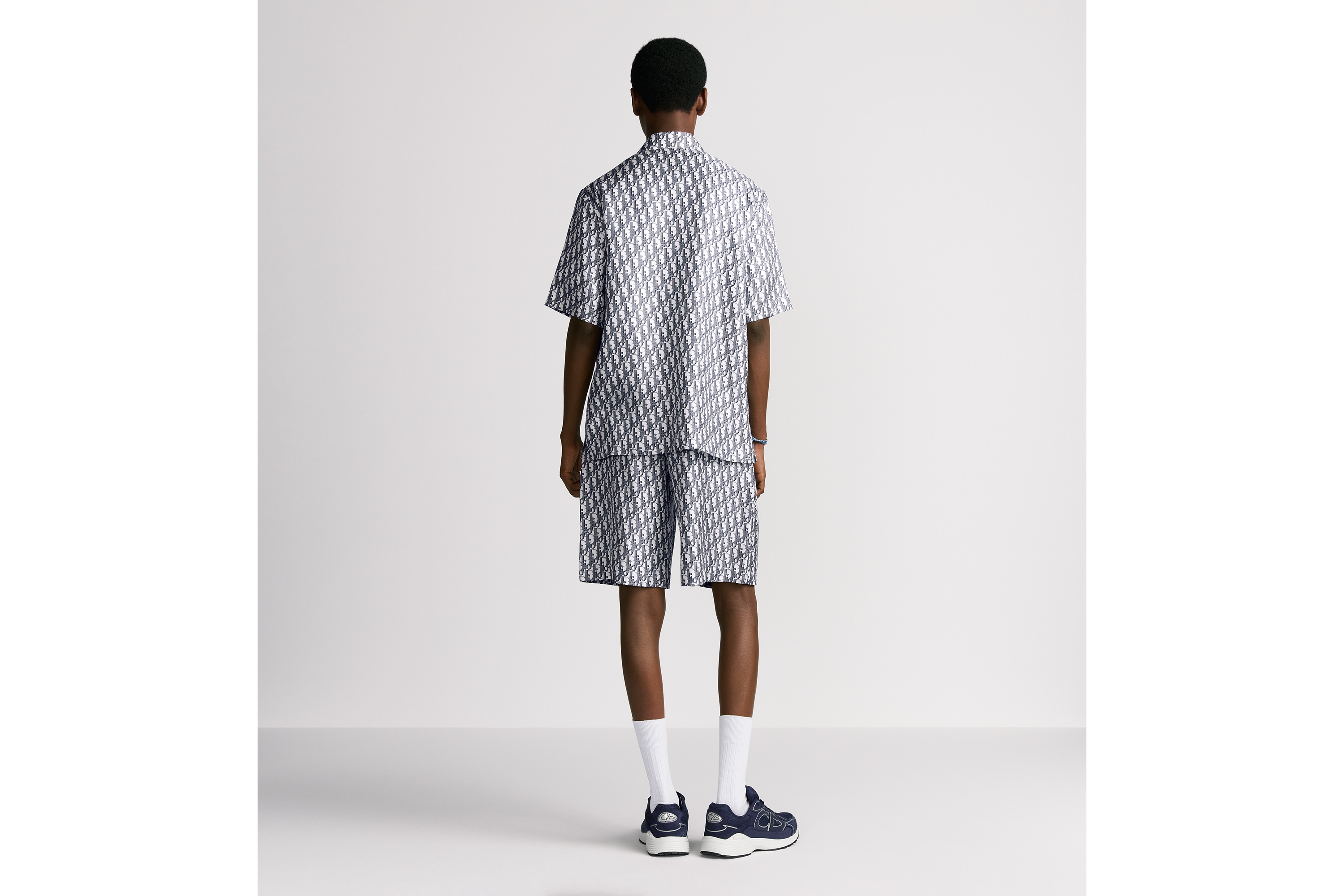 look_image_alt_prefix Dior Oblique 반소매 셔츠 화이트 & 네이비 블루 실크 트윌 E09