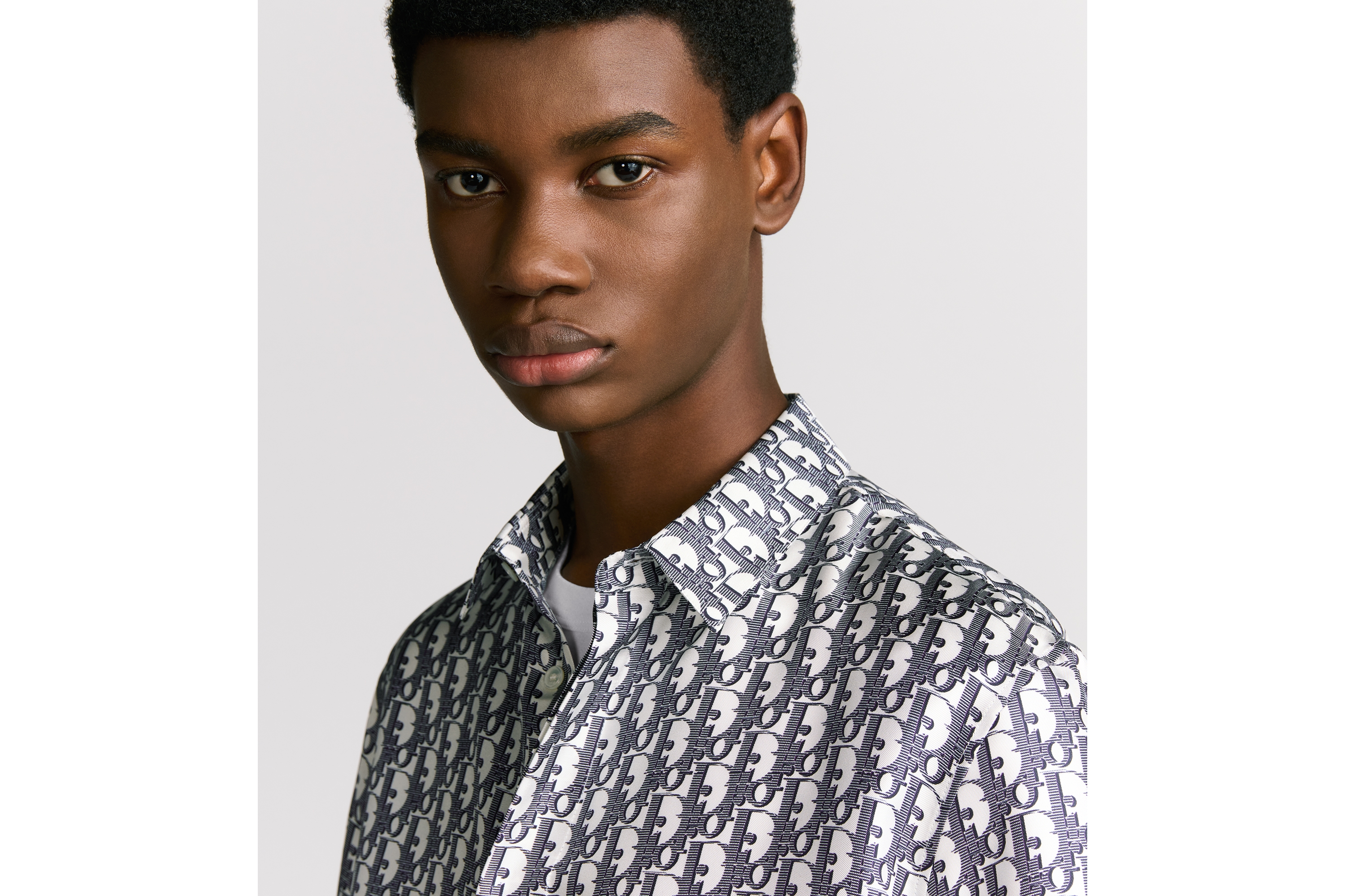 look_image_alt_prefix Dior Oblique 반소매 셔츠 화이트 & 네이비 블루 실크 트윌 E10