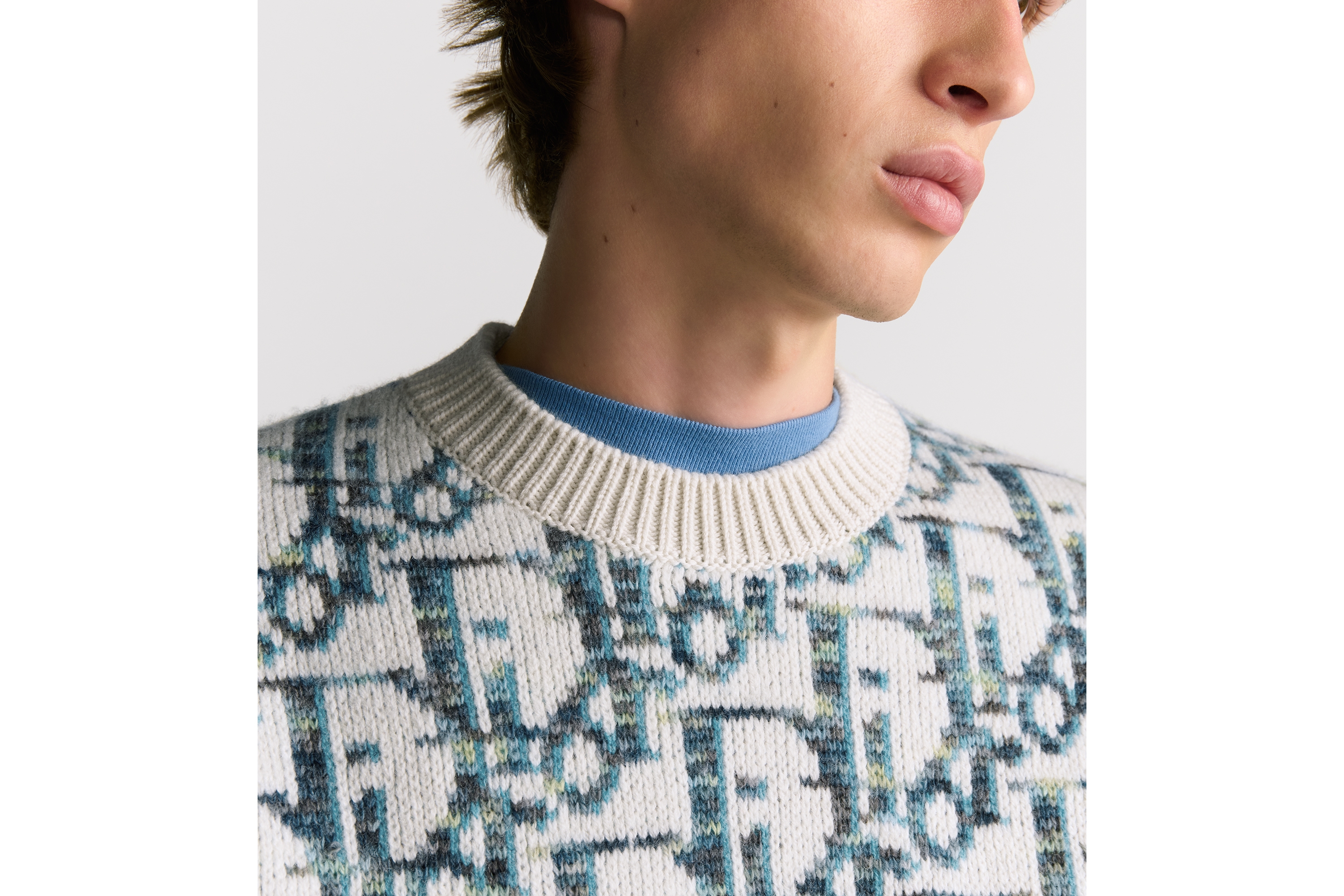 Look Pull Dior Oblique Jacquard de laine vierge blanche et bleue E10