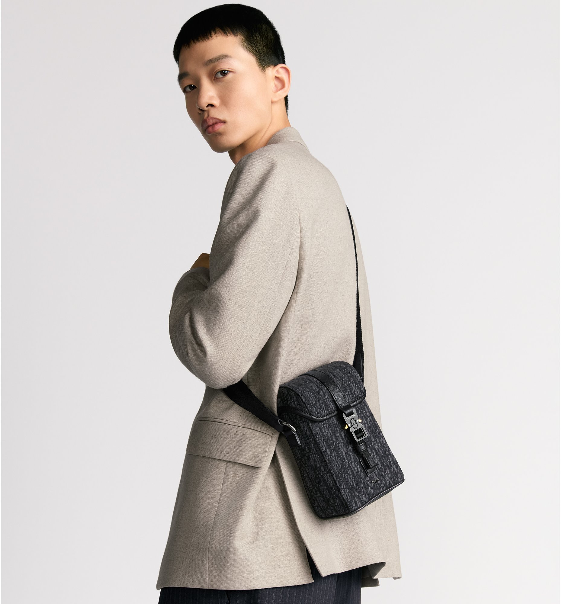 aria_look Borsa messenger mini verticale con pattina Dior Hit The Road