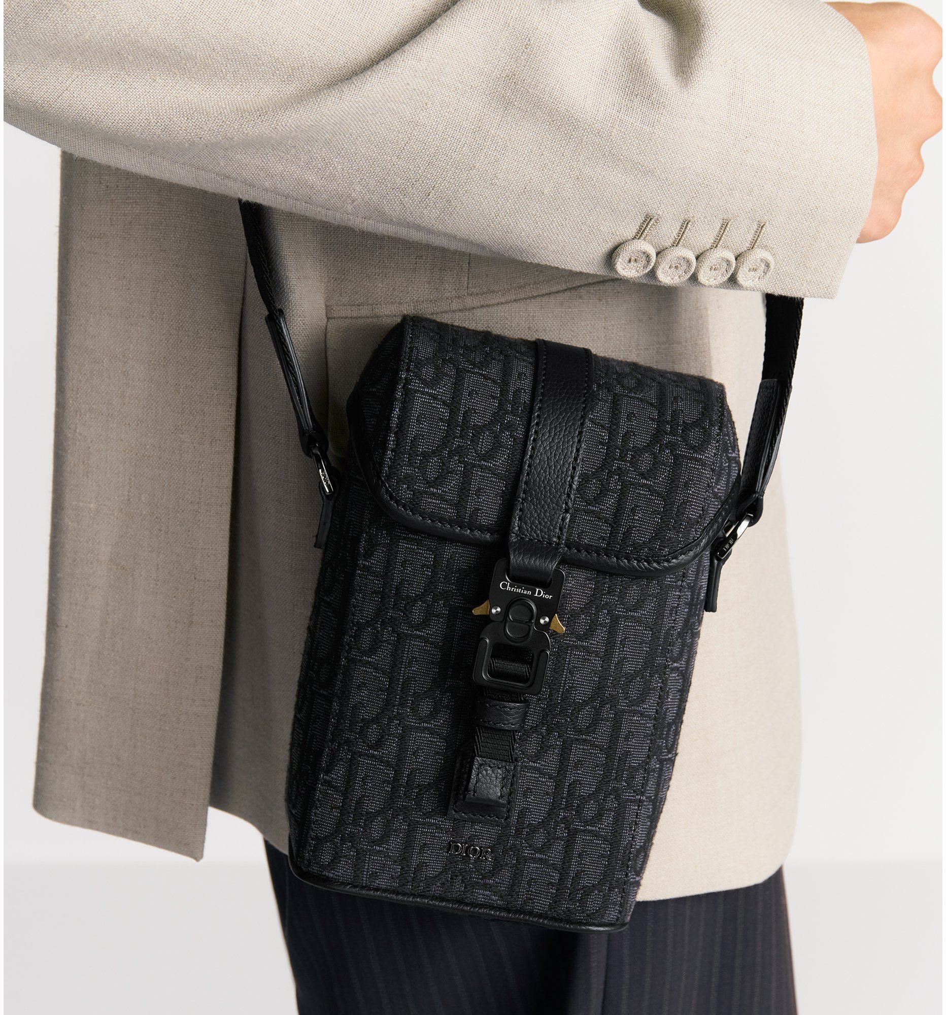 aria_look Borsa messenger mini verticale con pattina Dior Hit The Road