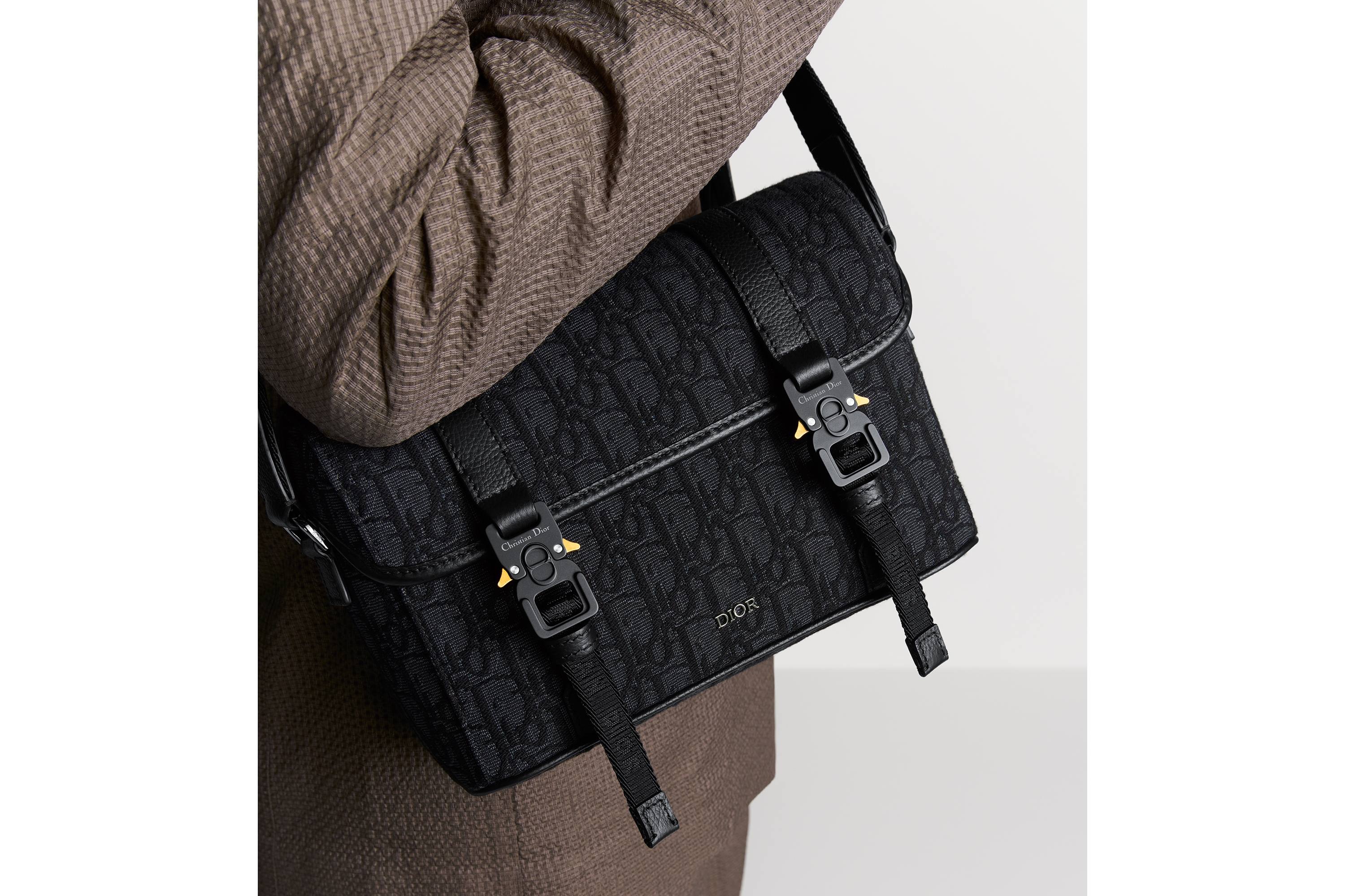 Look Dior Hit the Road Messenger Bag with Flap Black Dior Oblique Jacquard and Black Grained Calfskin E20