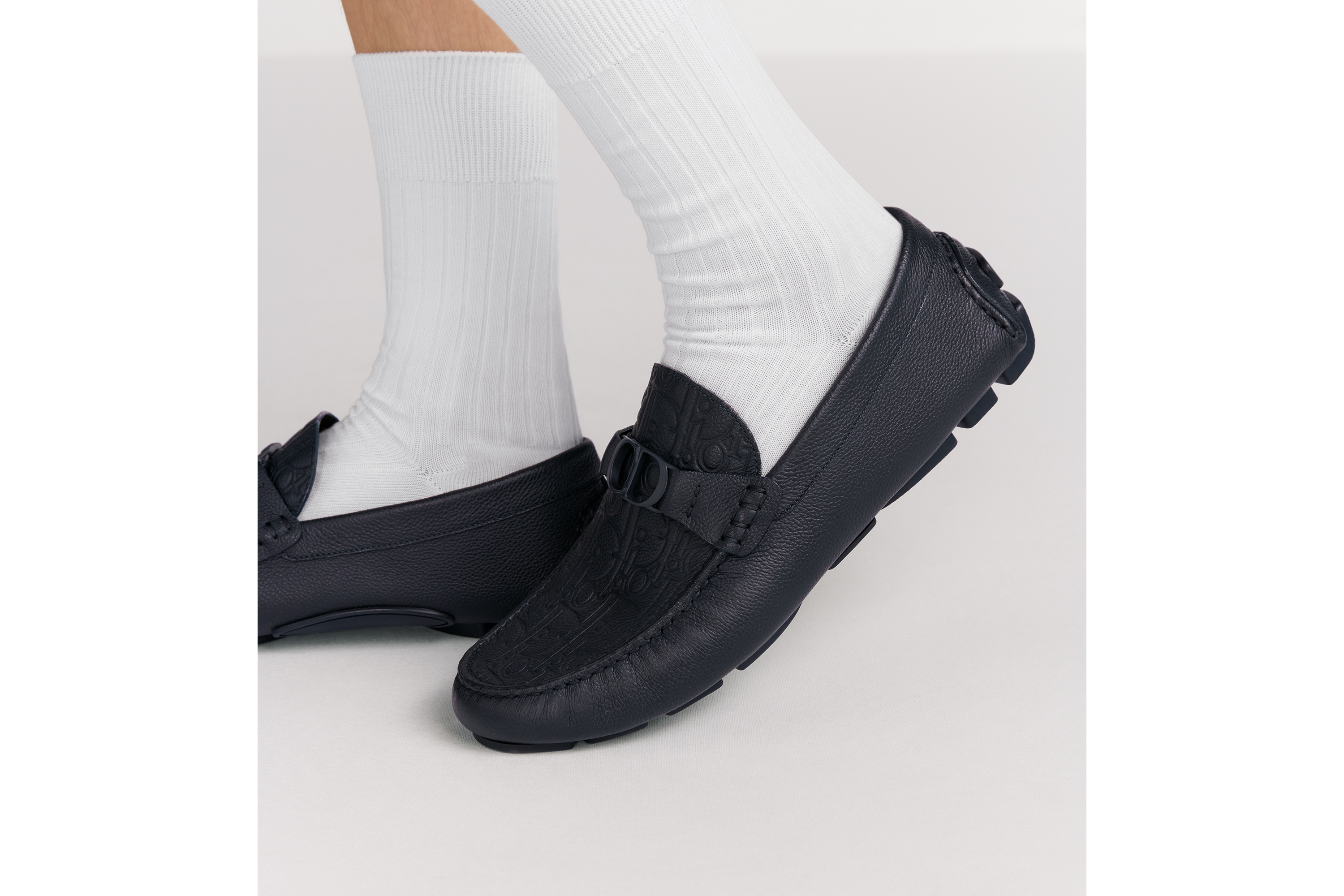 look_image_alt_prefix حذاء لوفر Dior Odéon جلد العجل المحبّب باللون الأزرق الكحلي وجلد بنمط ديور غرافيتي باللون الأزرق الكحلي E24