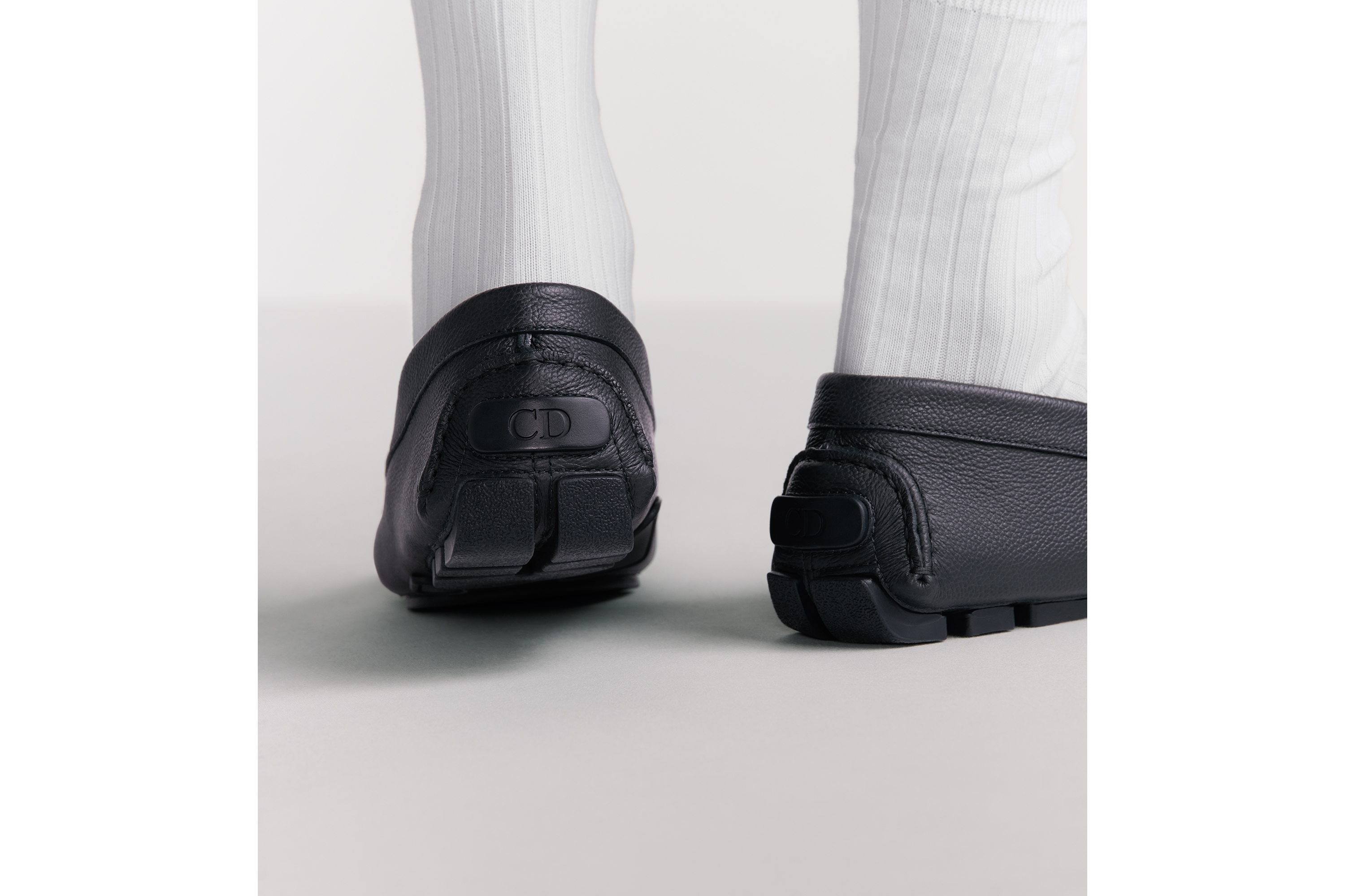 look_image_alt_prefix حذاء لوفر Dior Odéon جلد العجل المحبّب باللون الأزرق الكحلي وجلد بنمط ديور غرافيتي باللون الأزرق الكحلي E25