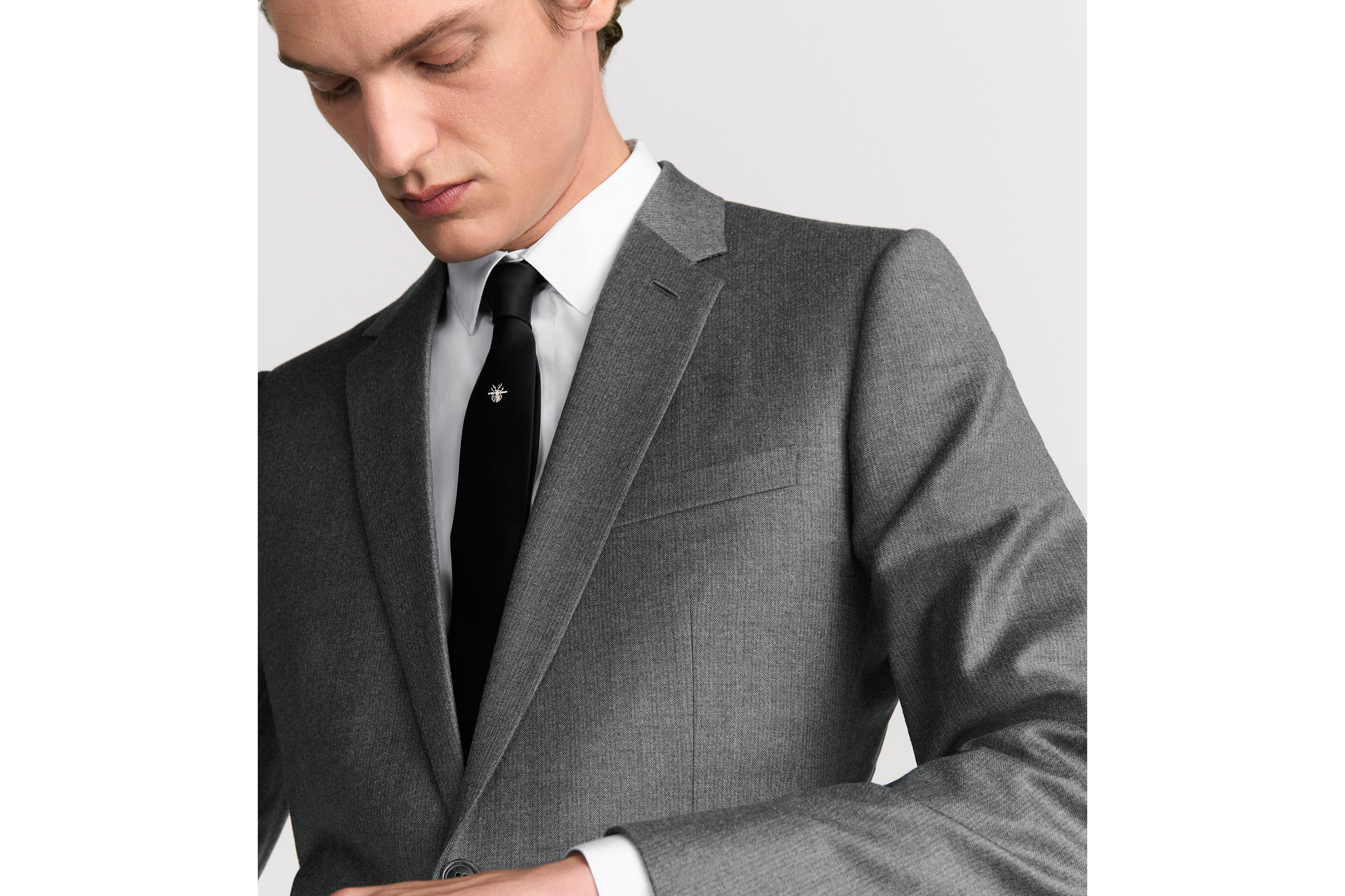 Look Costume classique Flanelle de laine vierge grise à fines rayures E04