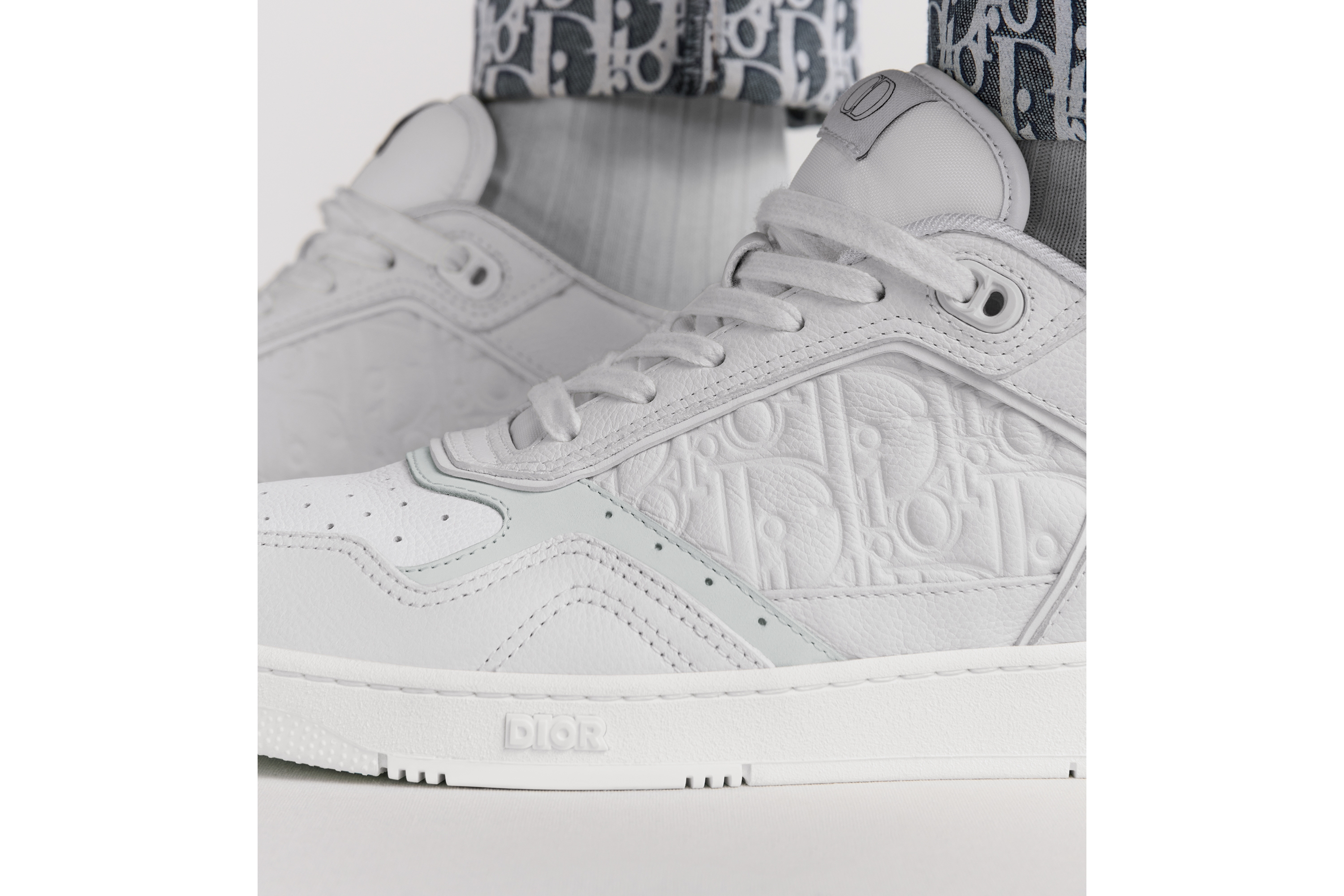 look_image_alt_prefix B27 Uptown Low Top Sneaker Genarbtes Kalbsleder in Weiß und Dior Gravity Leder in Weiß E24