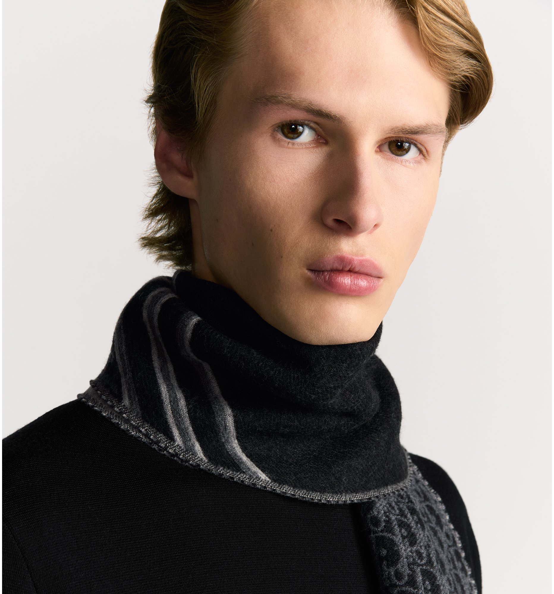 aria_look Dior Oblique Scarf