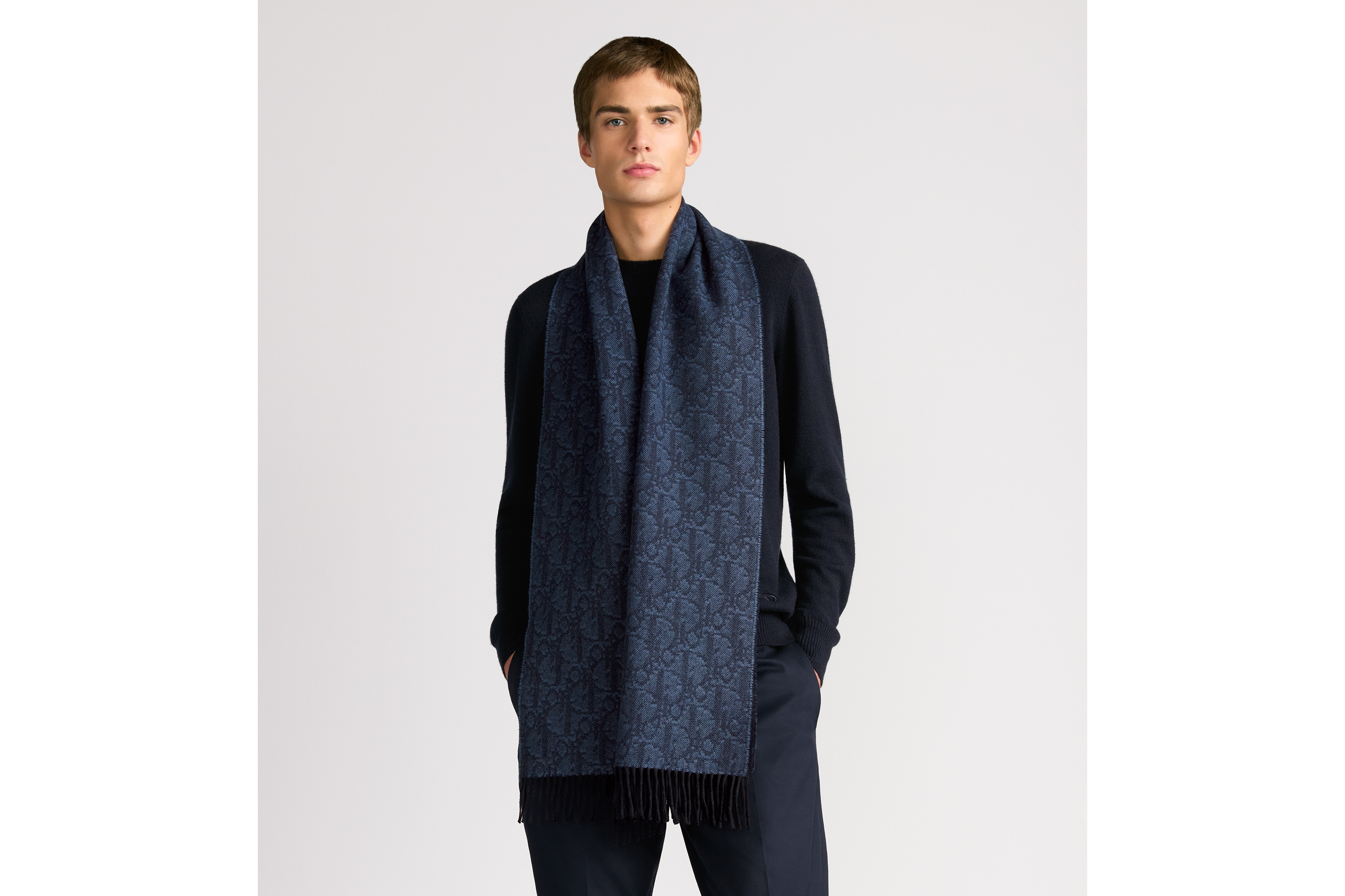 look_image_alt_prefix ผ้าพันคอแบบใช้ได้สองด้านลาย Dior Oblique ผ้าแคชเมียร์และผ้าวูลสีน้ำเงินกับสีน้ำเงินเนวี่ E32