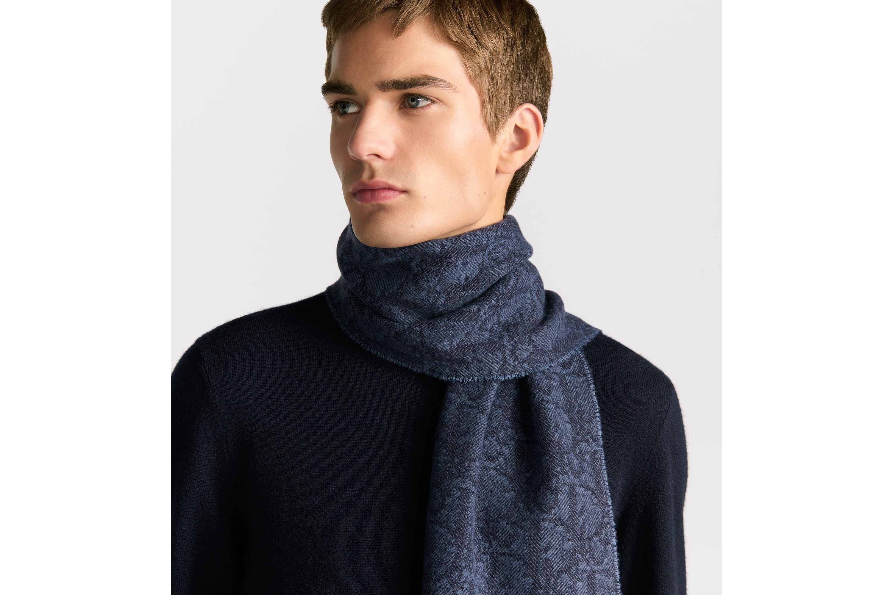 look_image_alt_prefix ผ้าพันคอแบบใช้ได้สองด้านลาย Dior Oblique ผ้าแคชเมียร์และผ้าวูลสีน้ำเงินกับสีน้ำเงินเนวี่ E33