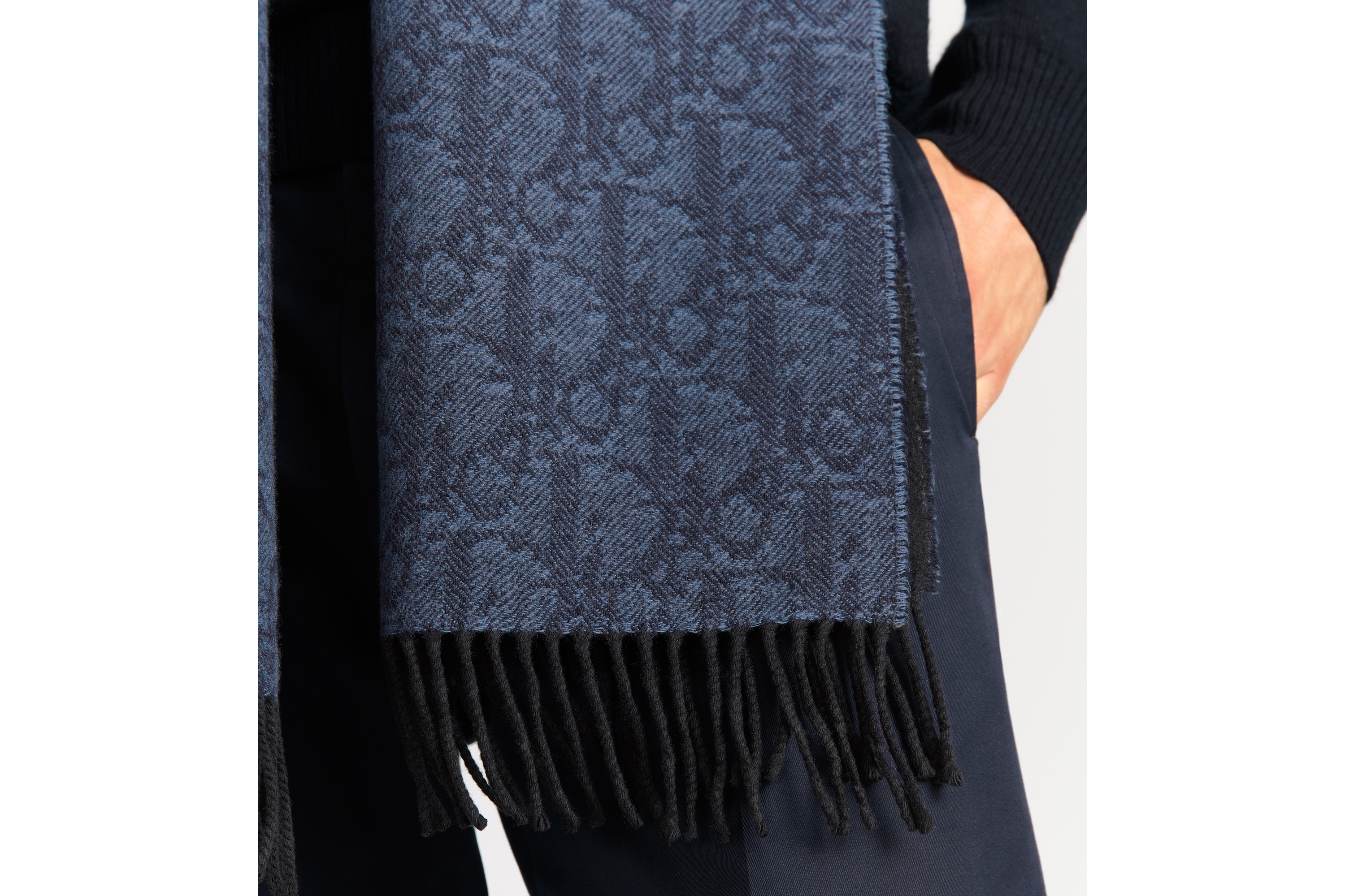 look_image_alt_prefix ผ้าพันคอแบบใช้ได้สองด้านลาย Dior Oblique ผ้าแคชเมียร์และผ้าวูลสีน้ำเงินกับสีน้ำเงินเนวี่ E34