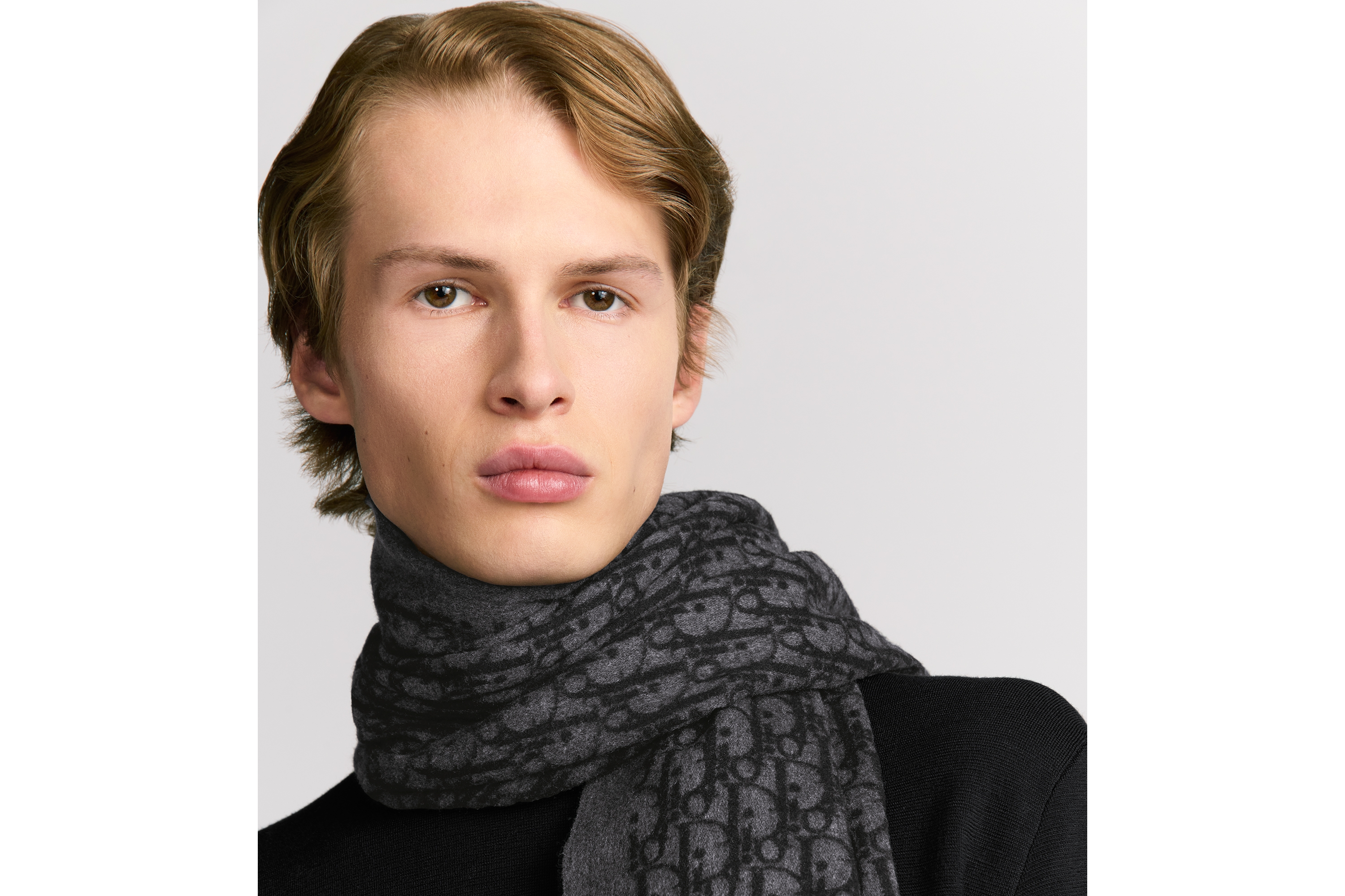 Look Écharpe Dior Oblique Soie gris foncé et noire E33