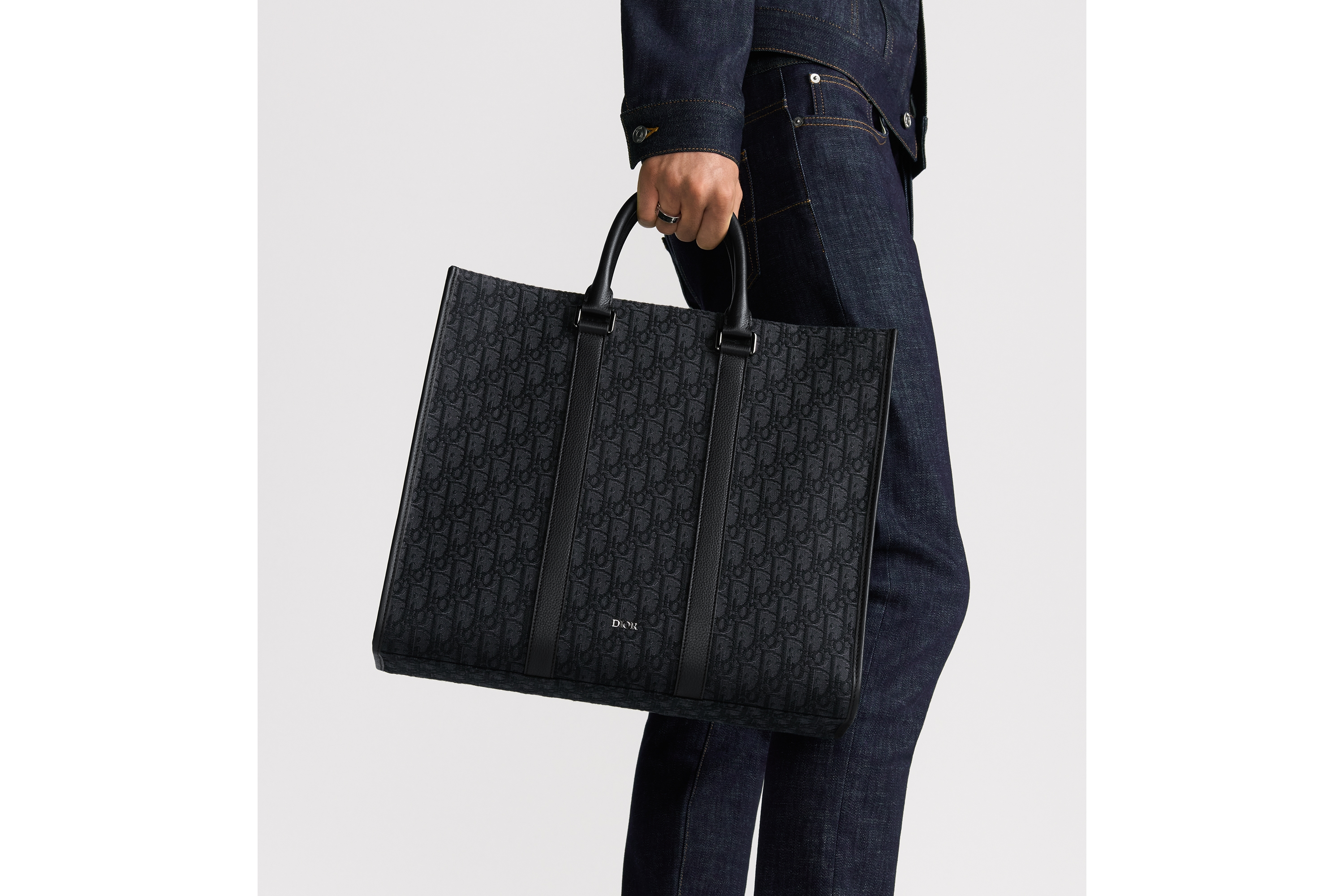 look_image_alt_prefix East-West Tote Bag Dior Oblique Jacquard in Schwarz und genarbtes Kalbsleder in Schwarz E20