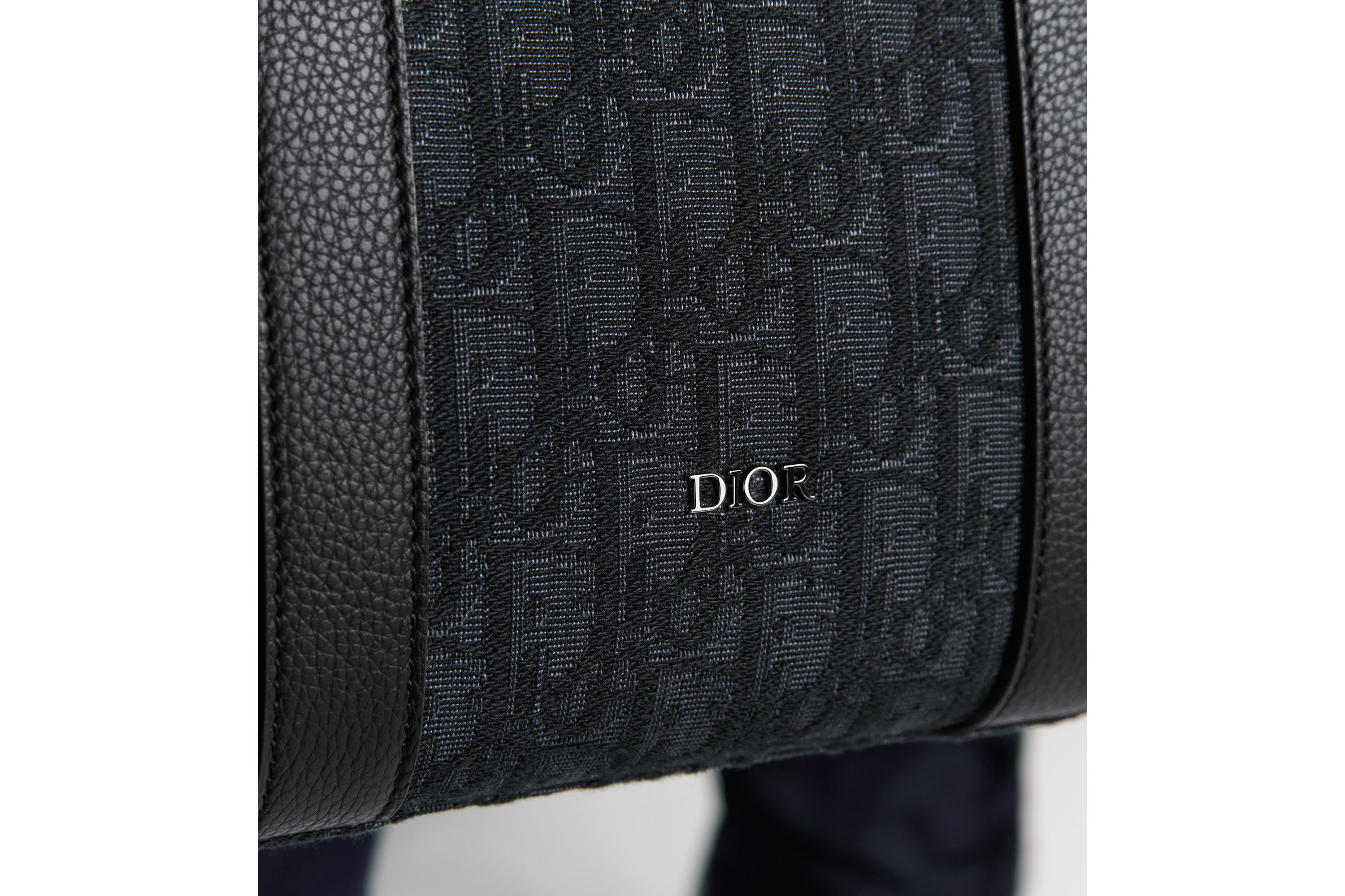 look_image_alt_prefix East-West Tote Bag Dior Oblique Jacquard in Schwarz und genarbtes Kalbsleder in Schwarz E21