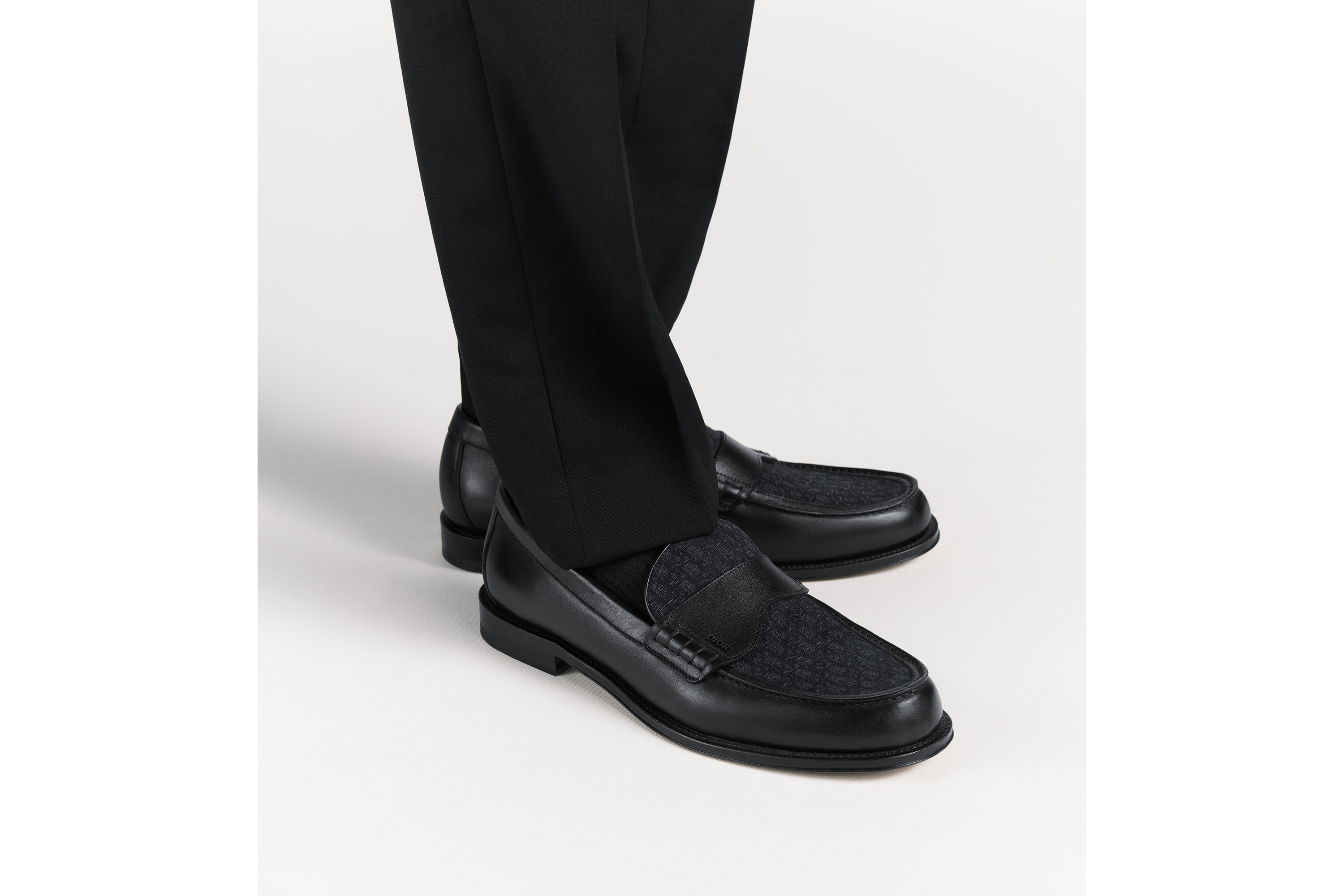 look_image_alt_prefix Mocasín Dior Granville Piel de becerro lisa negra y Dior Oblique en jacquard negro E23