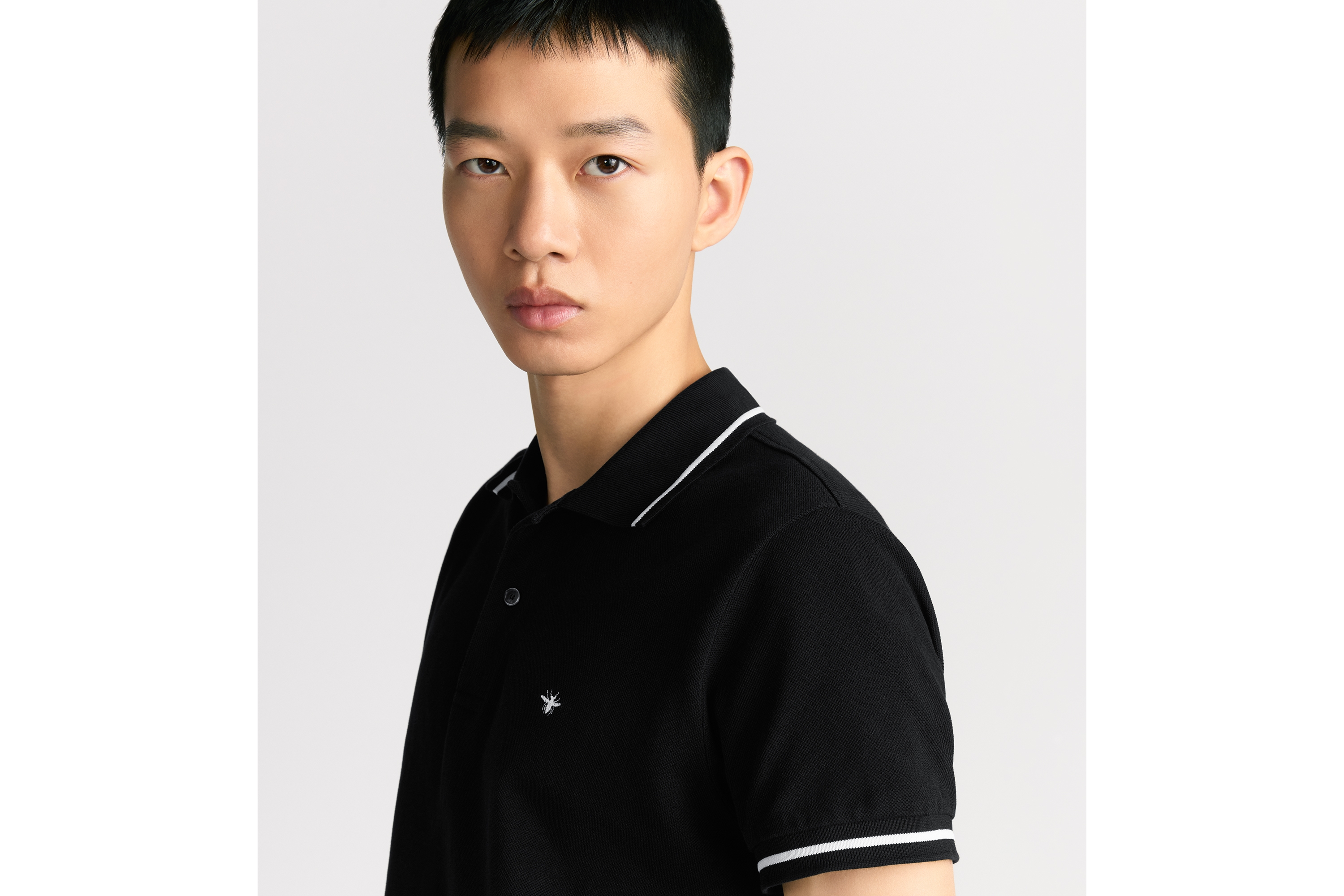 look_image_alt_prefix Poloshirt mit Bienenstickerei Baumwollpikee in Schwarz E10