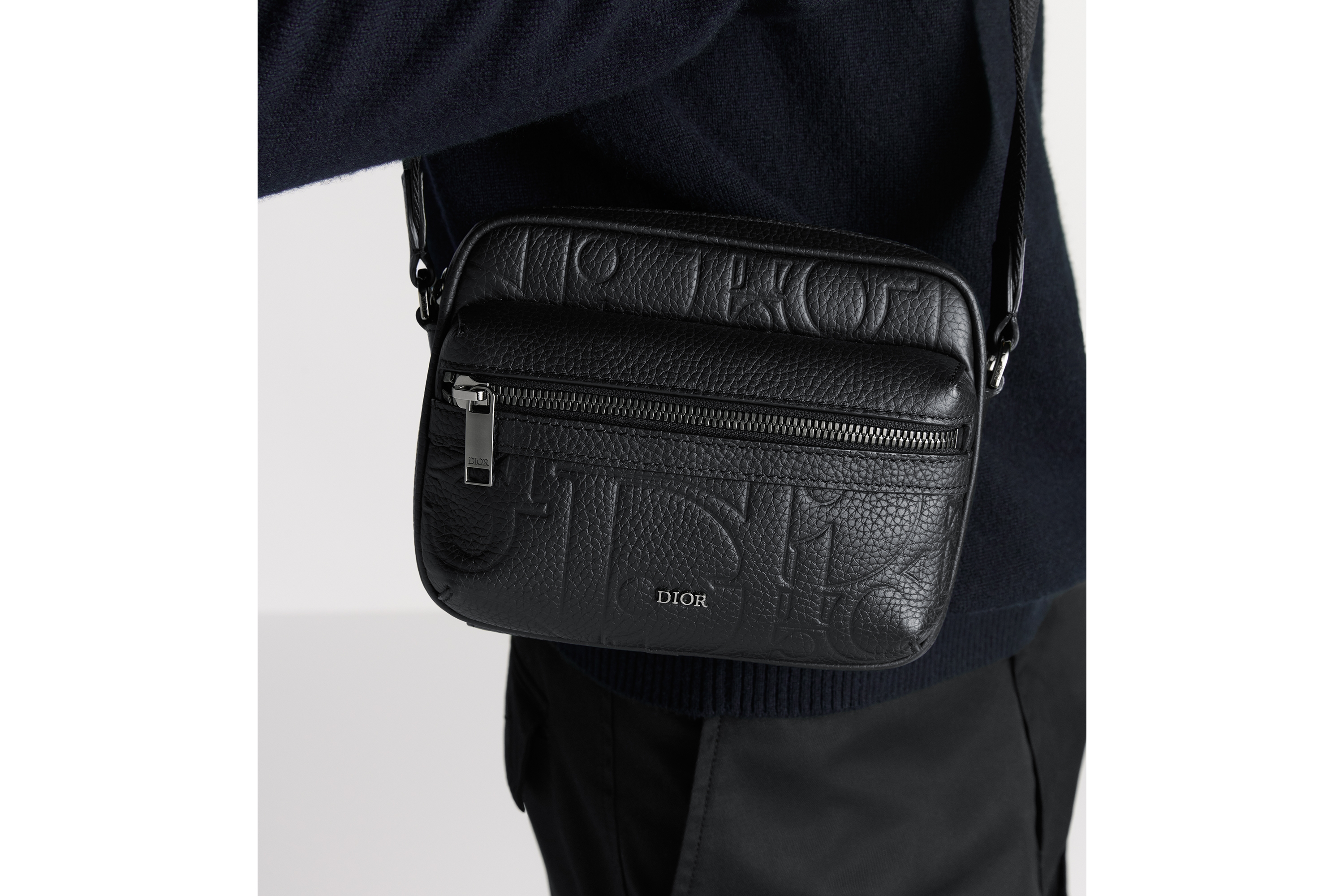 Look Mini sac Messenger zippé Rider 2.0 Cuir Dior Gravity noir et cuir de veau grainé noir E20