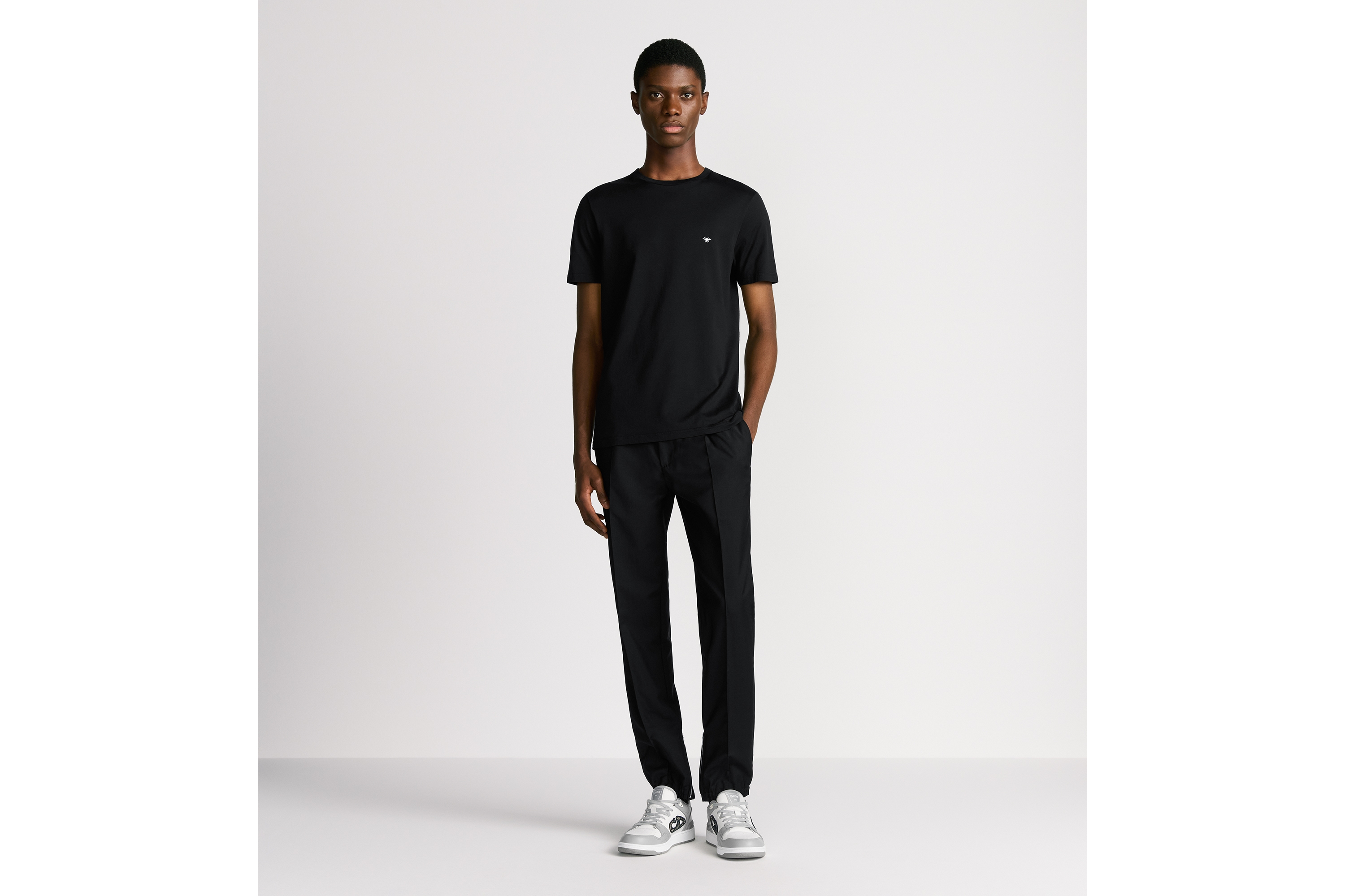 look_image_alt_prefix Camiseta con bordado de abeja Punto de algodón negro E08