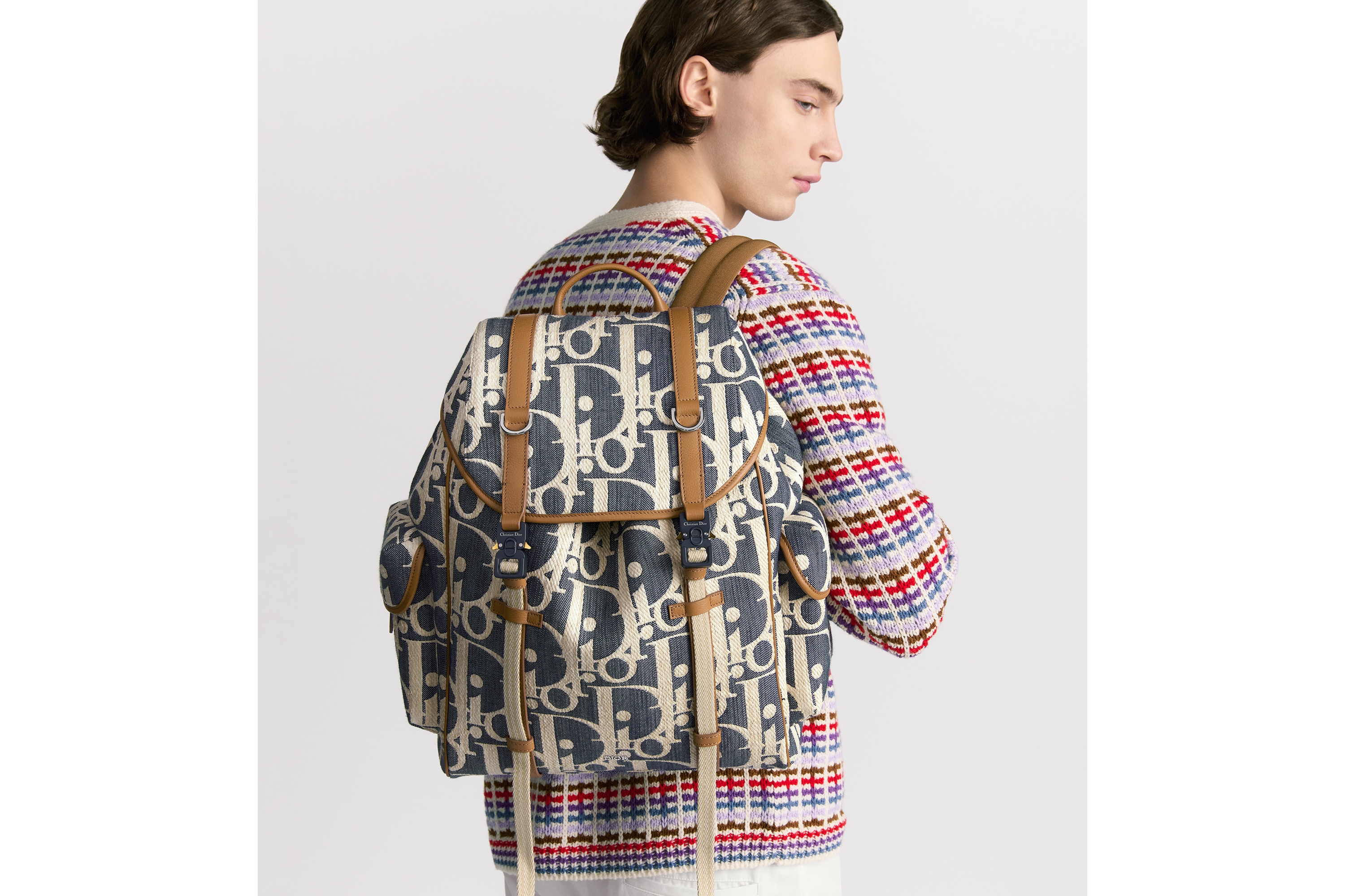 Sac à dos à rabat Dior Hit The Road Denim Dior Oblique effet raphia bleu et beige et cuir de veau grainé marron E19