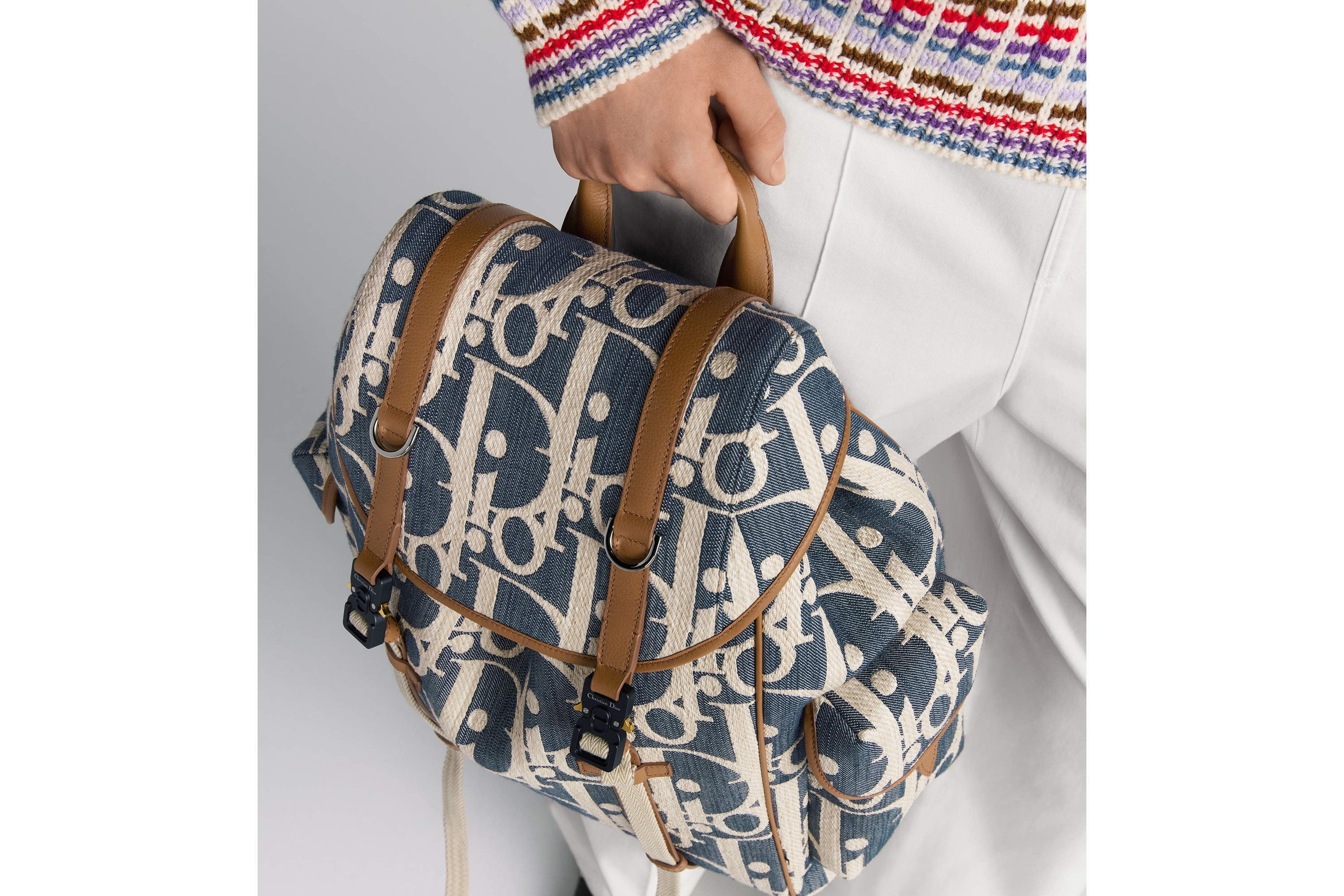 Look Dior Hit the Road Backpack with Flap Blue and Beige Raffia-Effect Dior Oblique Denim with Brown Grained Calfskin E20