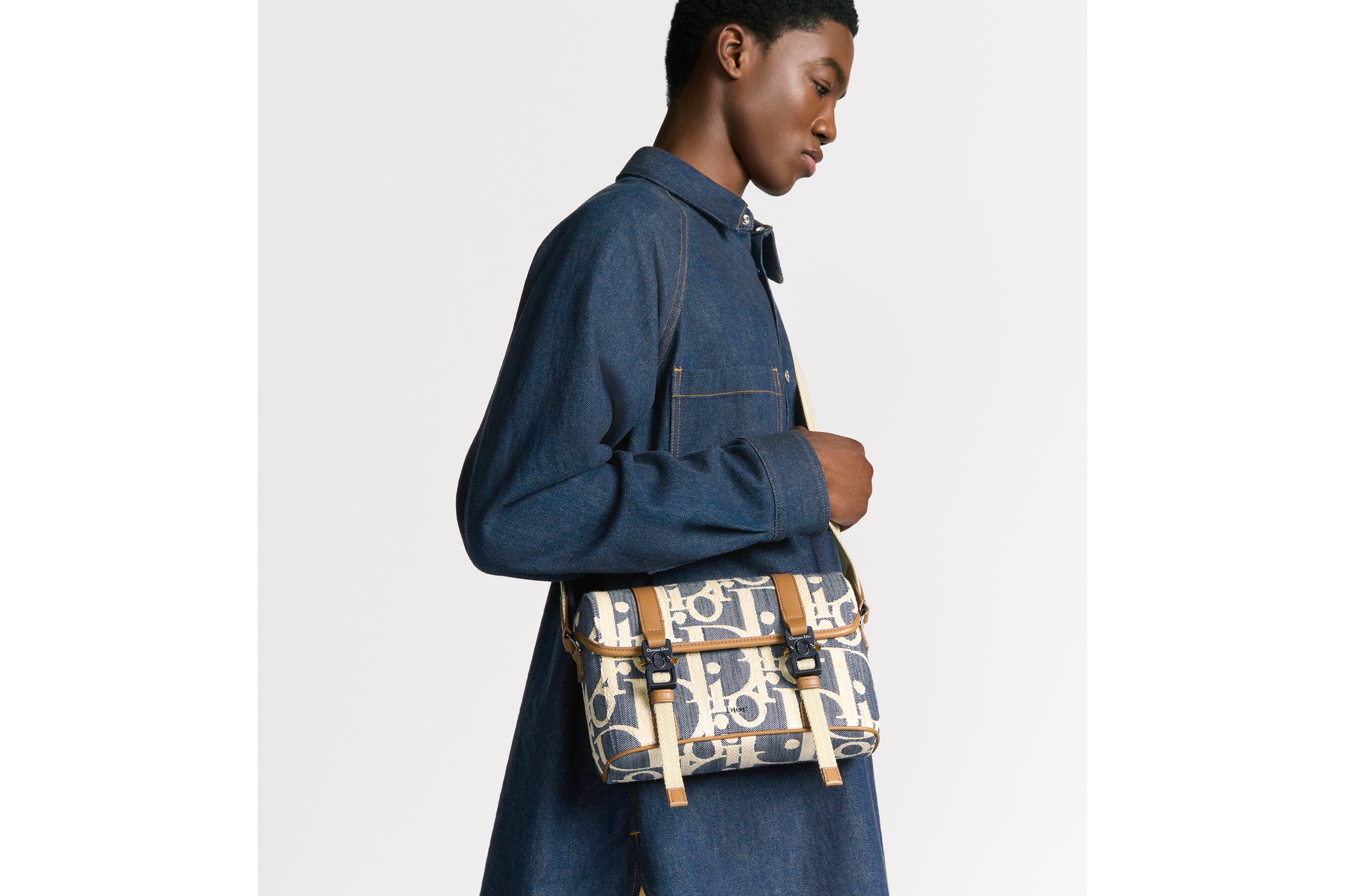 look_image_alt_prefix Dior Hit The Road Messenger Tasche mit Umschlagklappe Dior Oblique Denim mit Raffiabastoptik in Blau und Beige mit genarbtem Kalbsleder in Braun E19