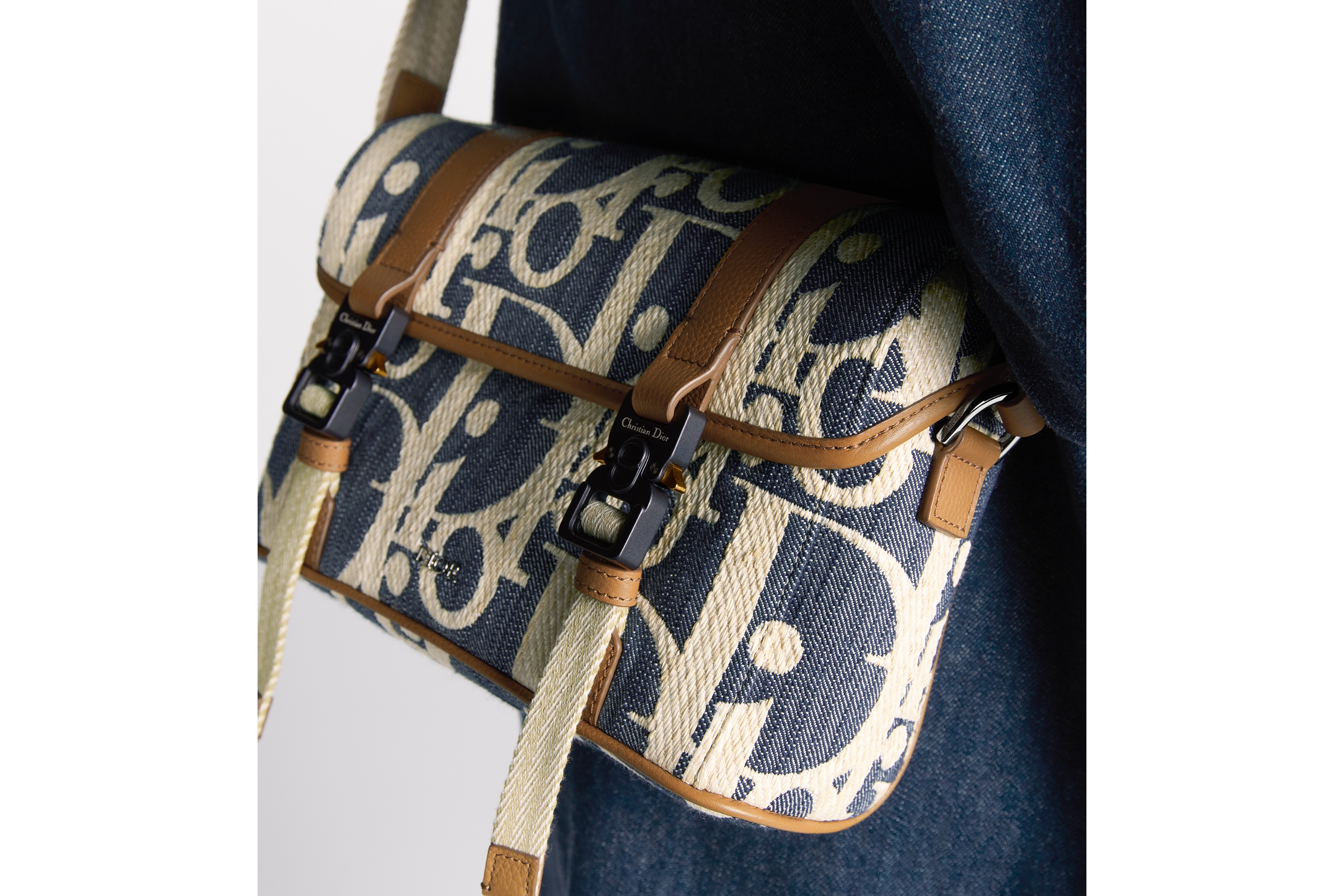 look_image_alt_prefix Dior Hit The Road Messenger Tasche mit Umschlagklappe Dior Oblique Denim mit Raffiabastoptik in Blau und Beige mit genarbtem Kalbsleder in Braun E20