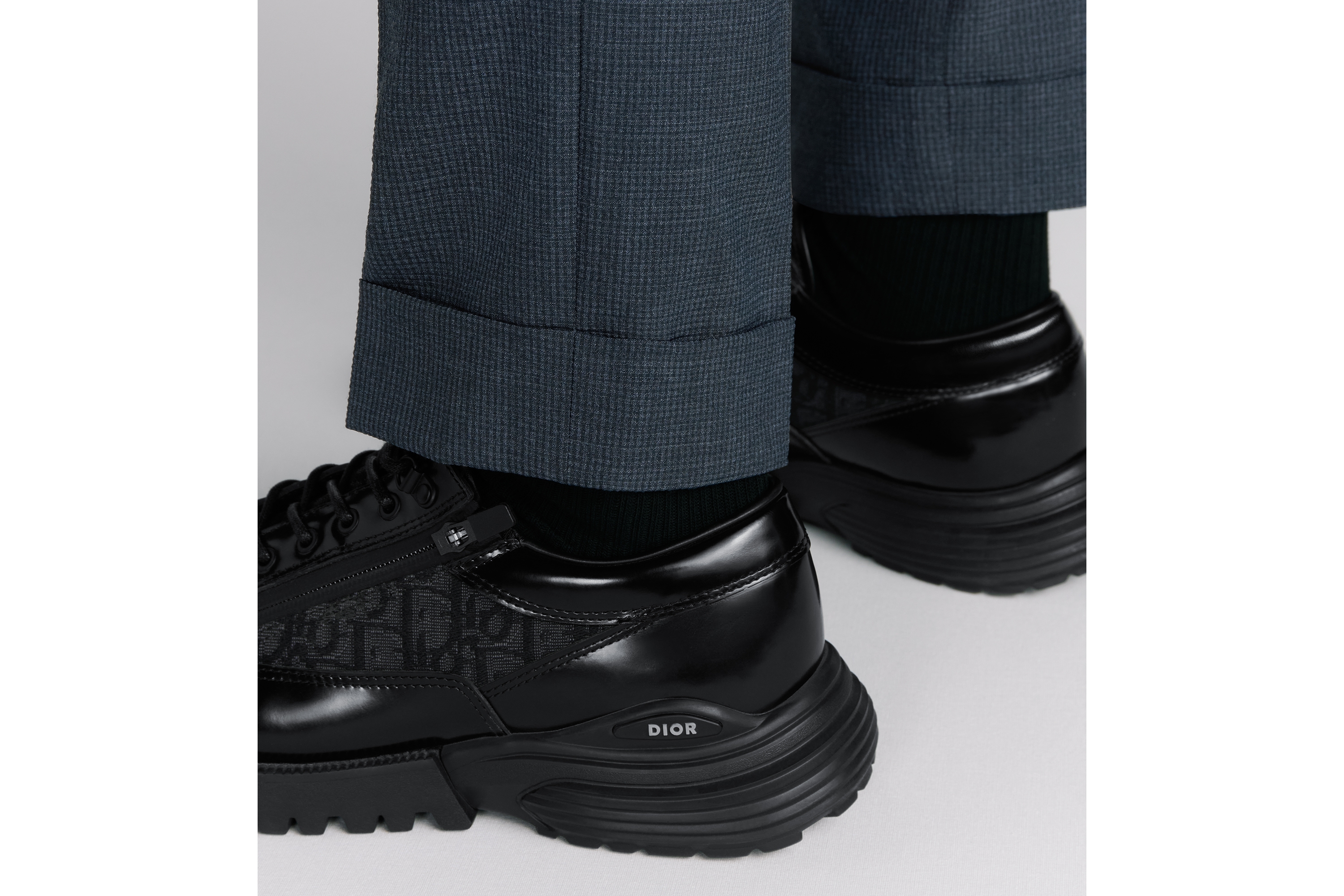 Look Tailored and Cuffed Chinos Blue Checkered Virgin Wool-Blend Seersucker E16