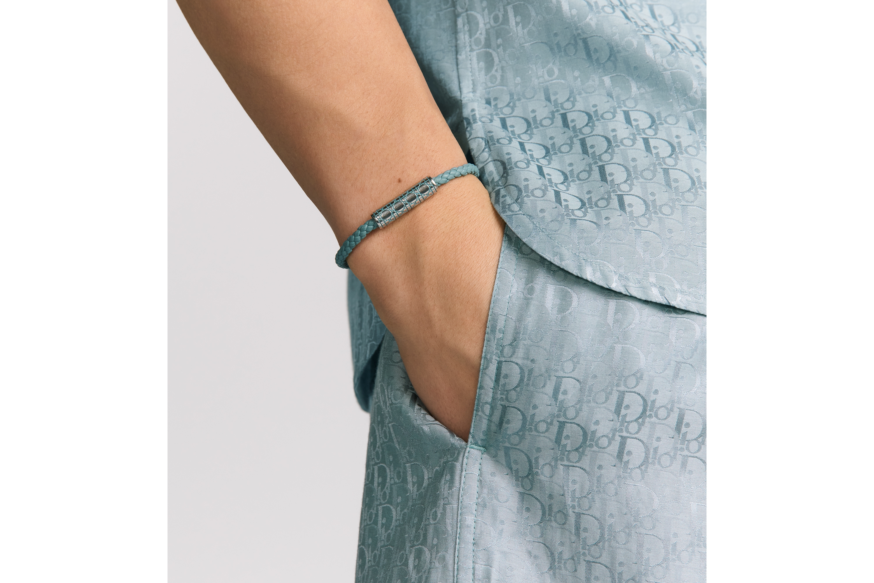 look_image_alt_prefix Cannage Armband aus geflochtenem Leder Lammleder in Blau, Messing mit Silber-Finish und Lack in Blau E39