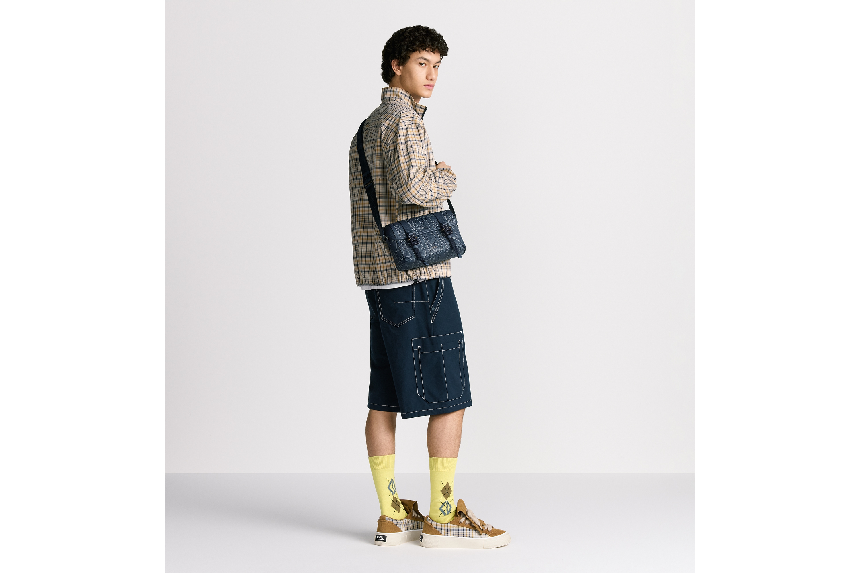 look_image_alt_prefix Bolso messenger Dior Hit The Road con solapa Piel Dior Gravity Outline y piel de becerro graneada azul marino E21