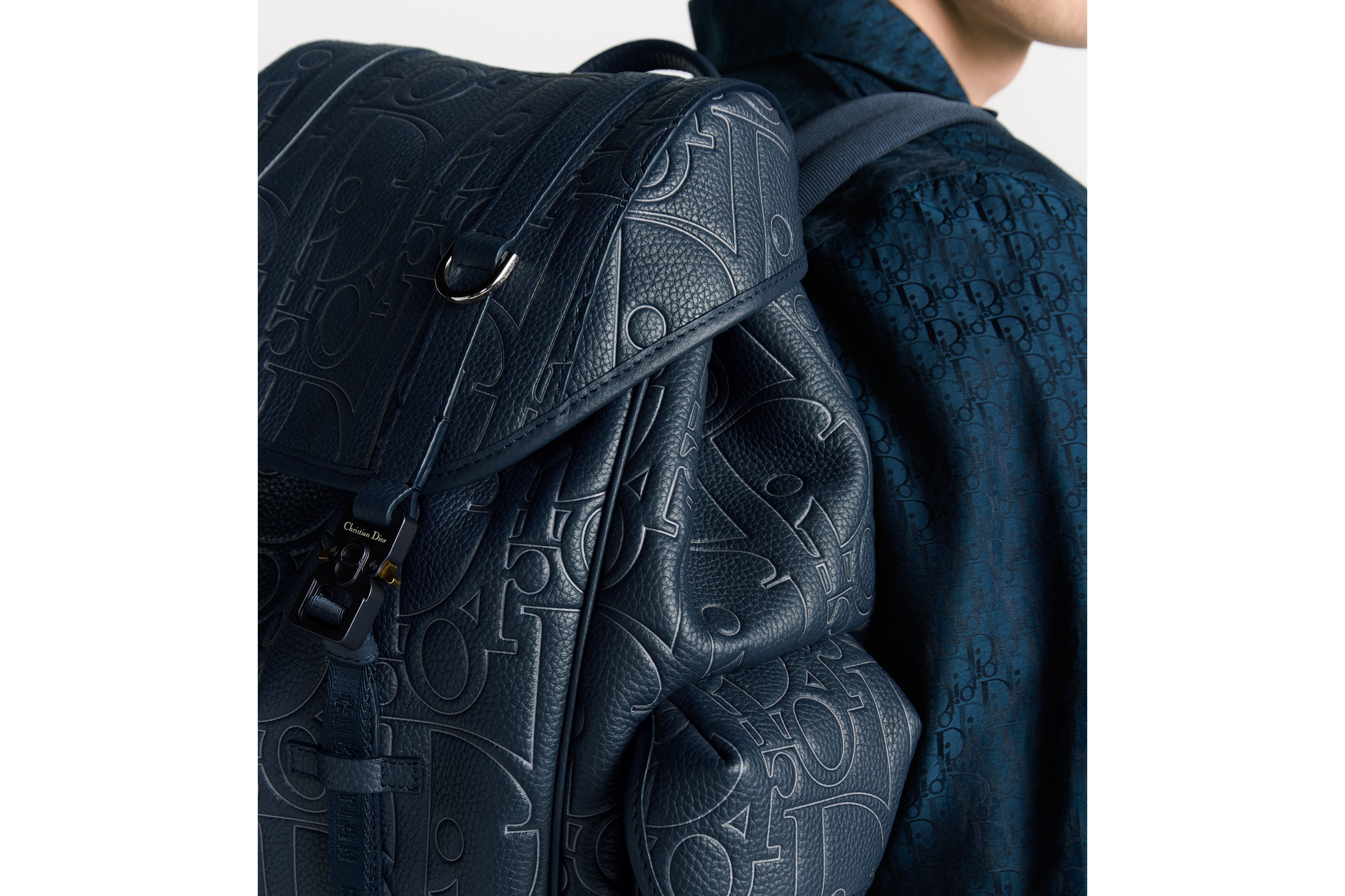 look_image_alt_prefix Dior Hit The Road-rugzak met flap Marineblauw Dior Gravity Outline-leer en marineblauw generfd kalfsleer E20