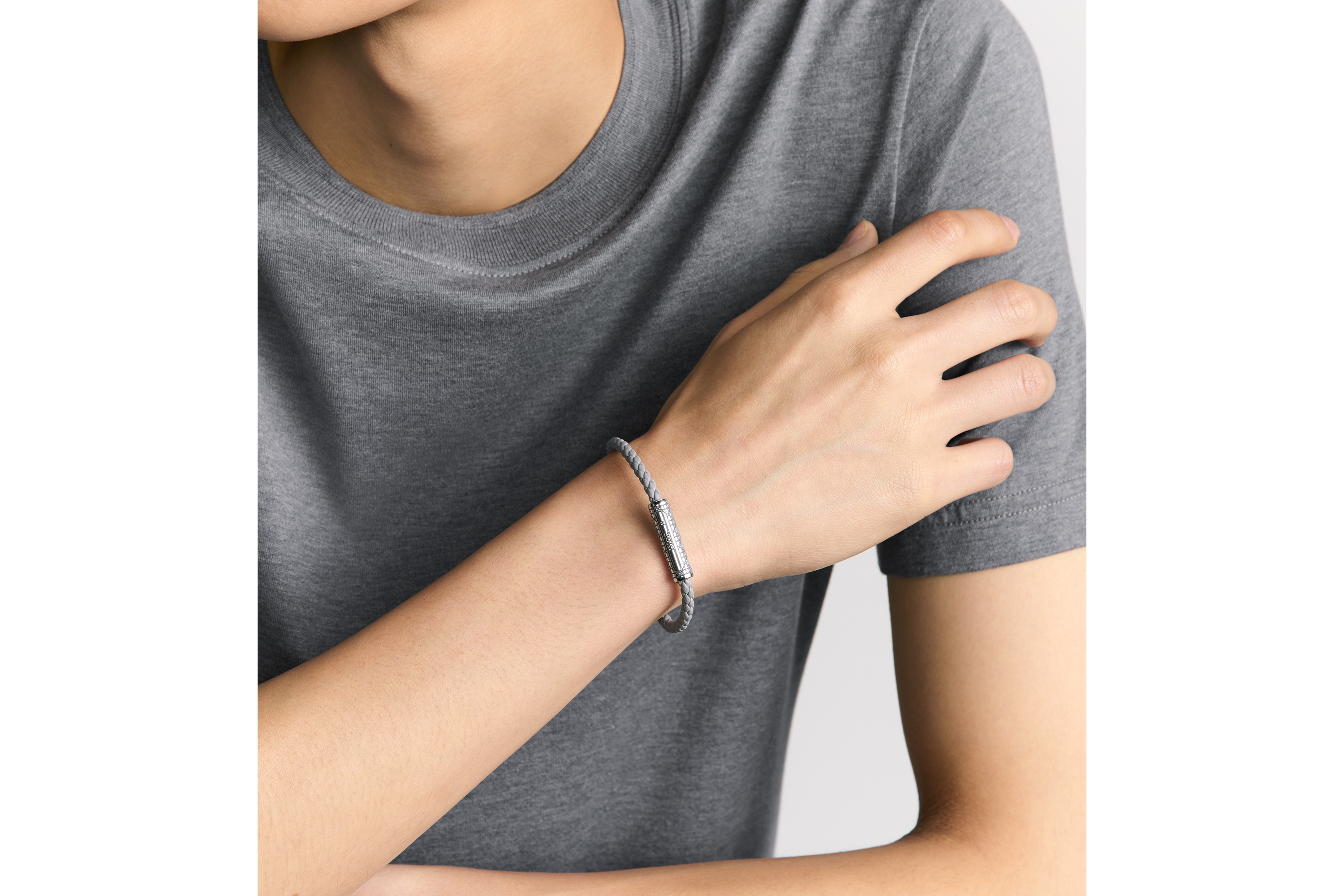 look_image_alt_prefix Cannage 籐格紋麻花編織皮革手環 灰色羊皮、銀色飾面黃銅和灰色亮漆 E39