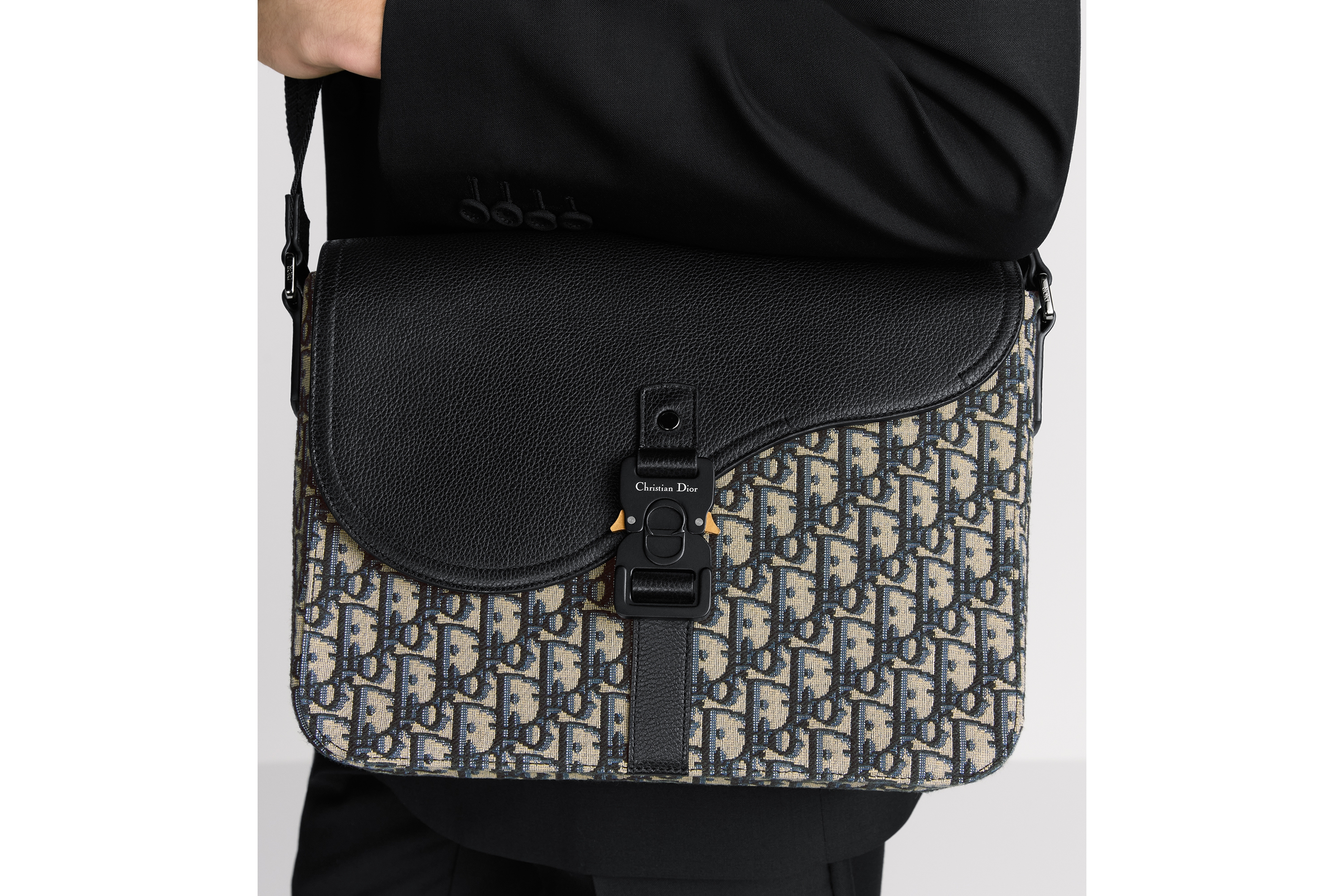 look_image_alt_prefix Middelgrote Saddle-schoudertas met flap Beige en zwarte Dior Oblique-jacquard met zwart generfd kalfsleer E20