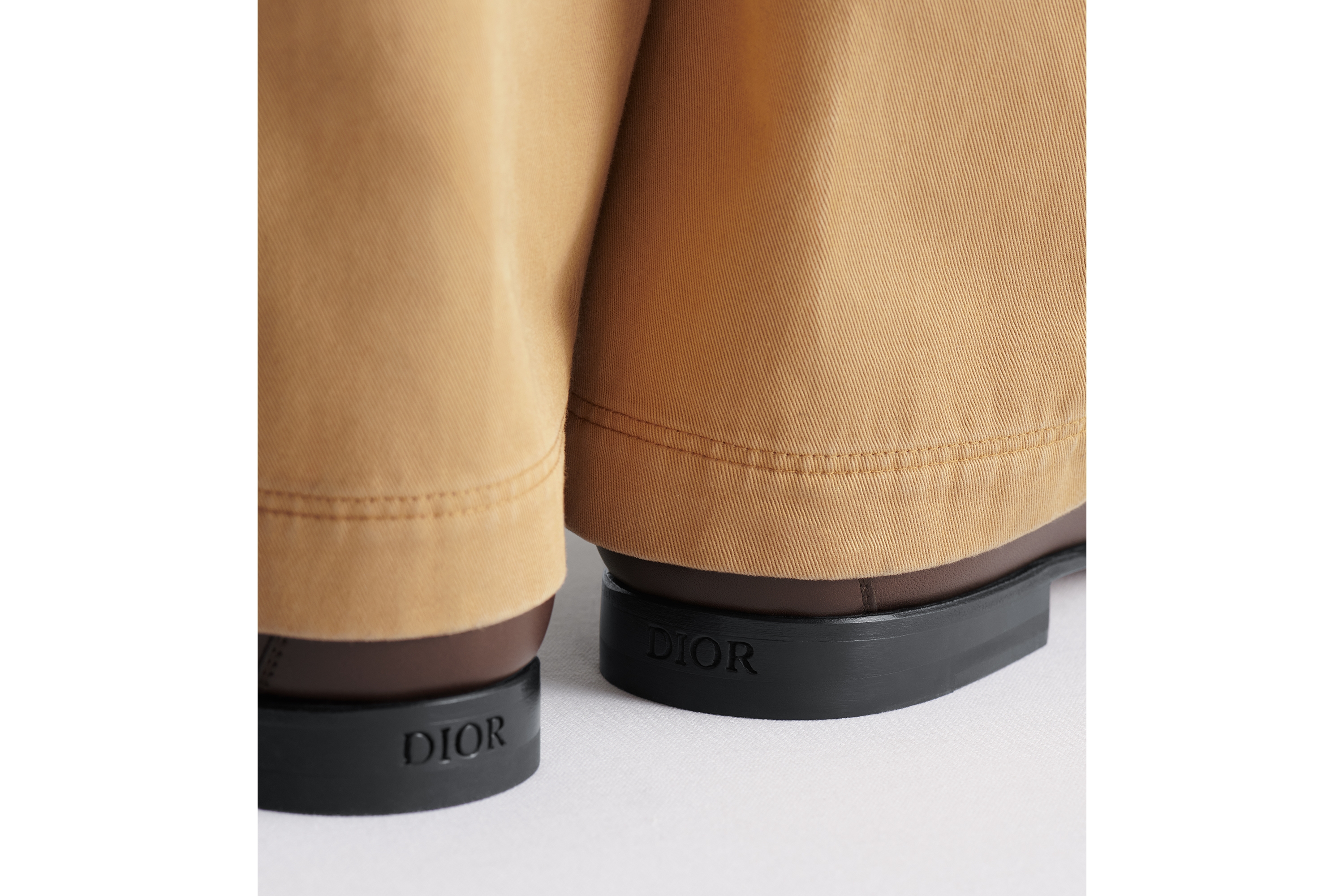 look_image_alt_prefix Loafer Dior Granville Flex Couro de vitelo liso marrom-escuro E25