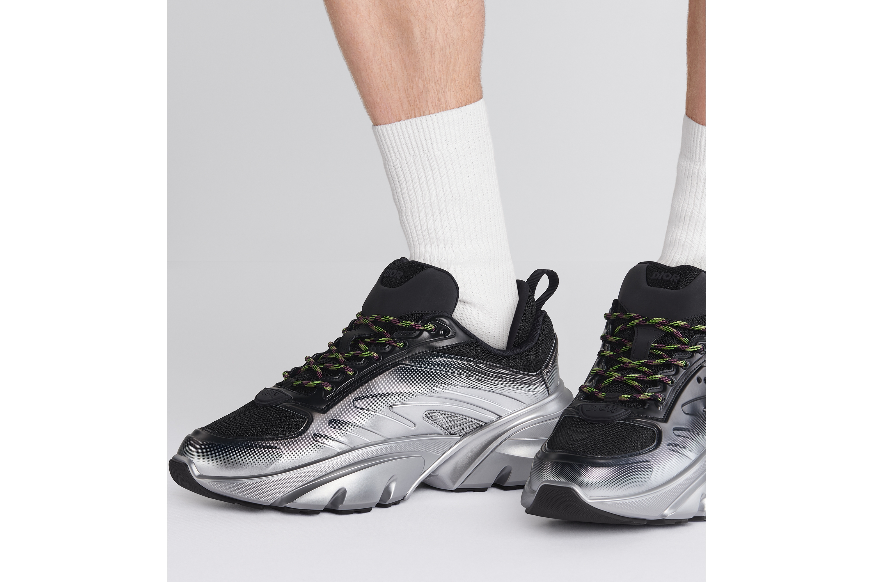 look_image_alt_prefix DIOR AND LEWIS HAMILTON B44 Blade-sneaker – BEPERKTE EN GENUMMERDE OPLAGE Mesh en technische stof, beide met zwart naar zilverkleurig kleurverloop E23