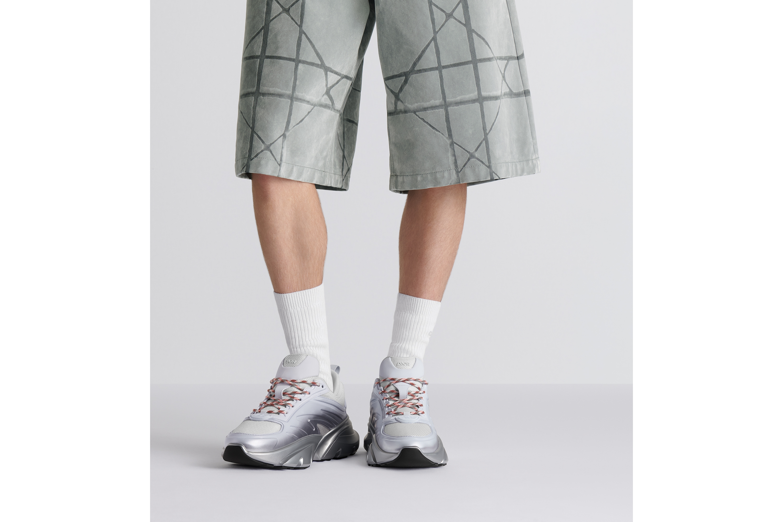 Look DIOR AND LEWIS HAMILTON B44 Blade Sneaker – LIMITED AND NUMBERED EDITION Gradient White and Silver-Tone Mesh with Gradient White and Silver-Tone Technical Fabric E23