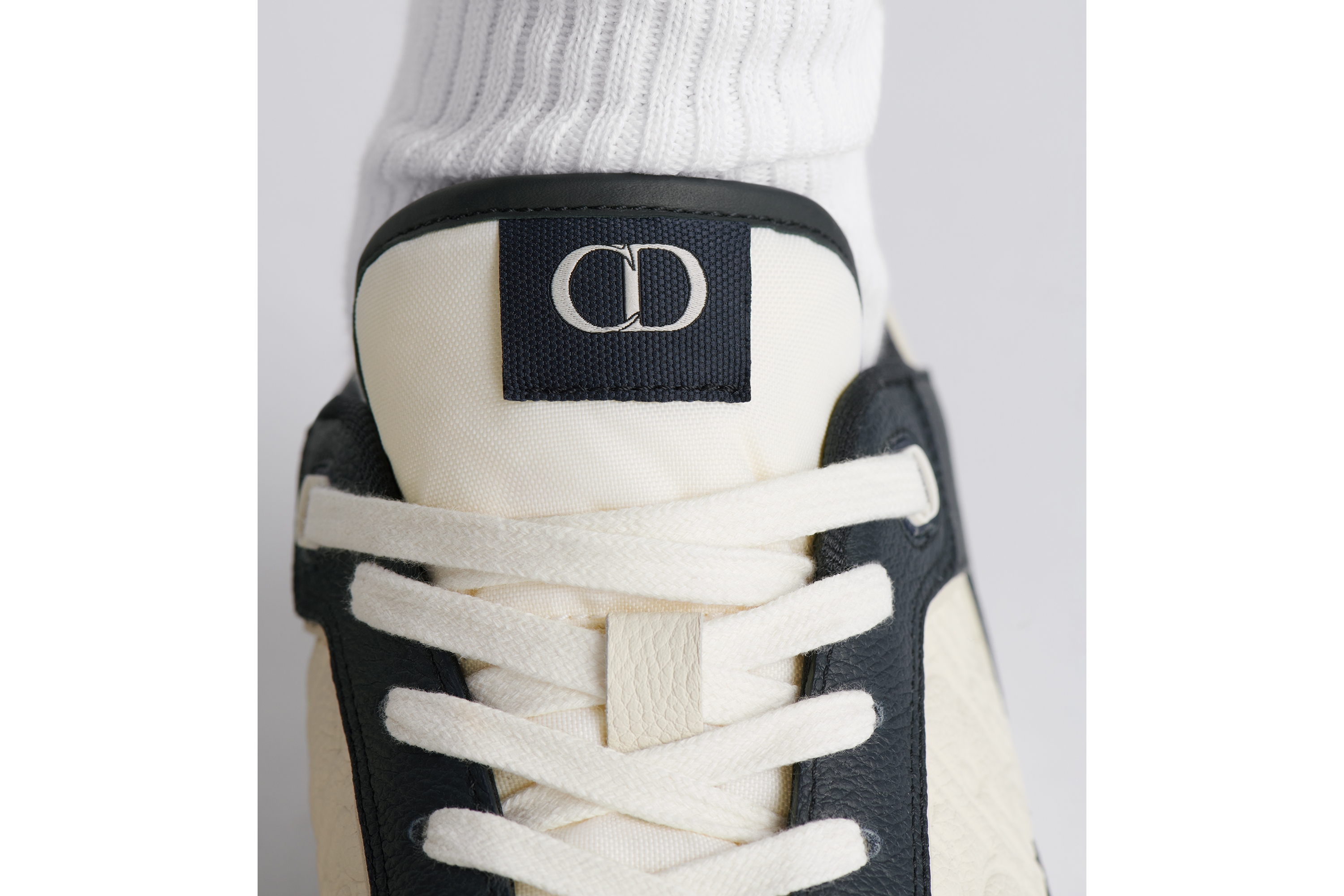 Look Sneaker B27 Uptown basse Cuir de veau grainé bleu marine et blanc et cuir Dior Gravity blanc E24