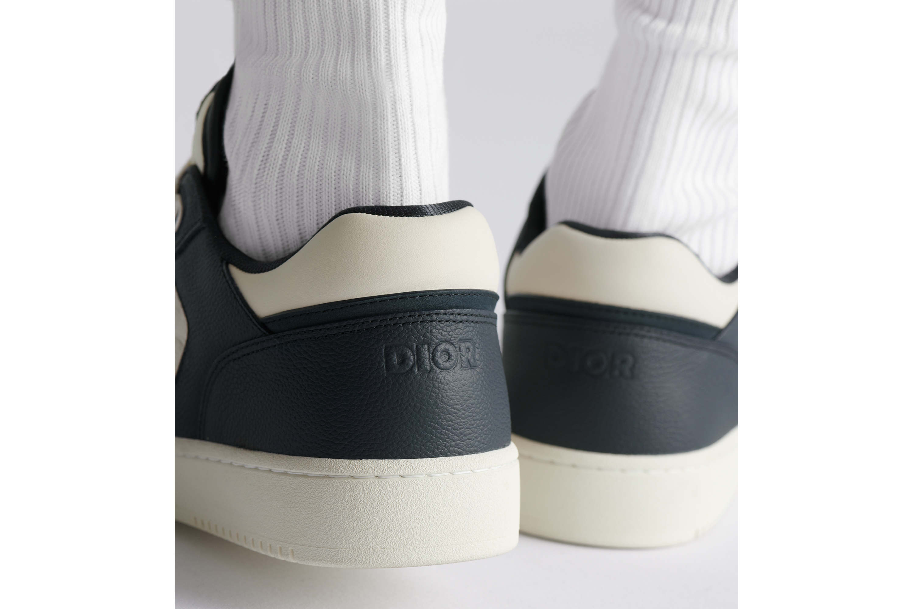 Look Sneaker B27 Uptown basse Cuir de veau grainé bleu marine et blanc et cuir Dior Gravity blanc E25