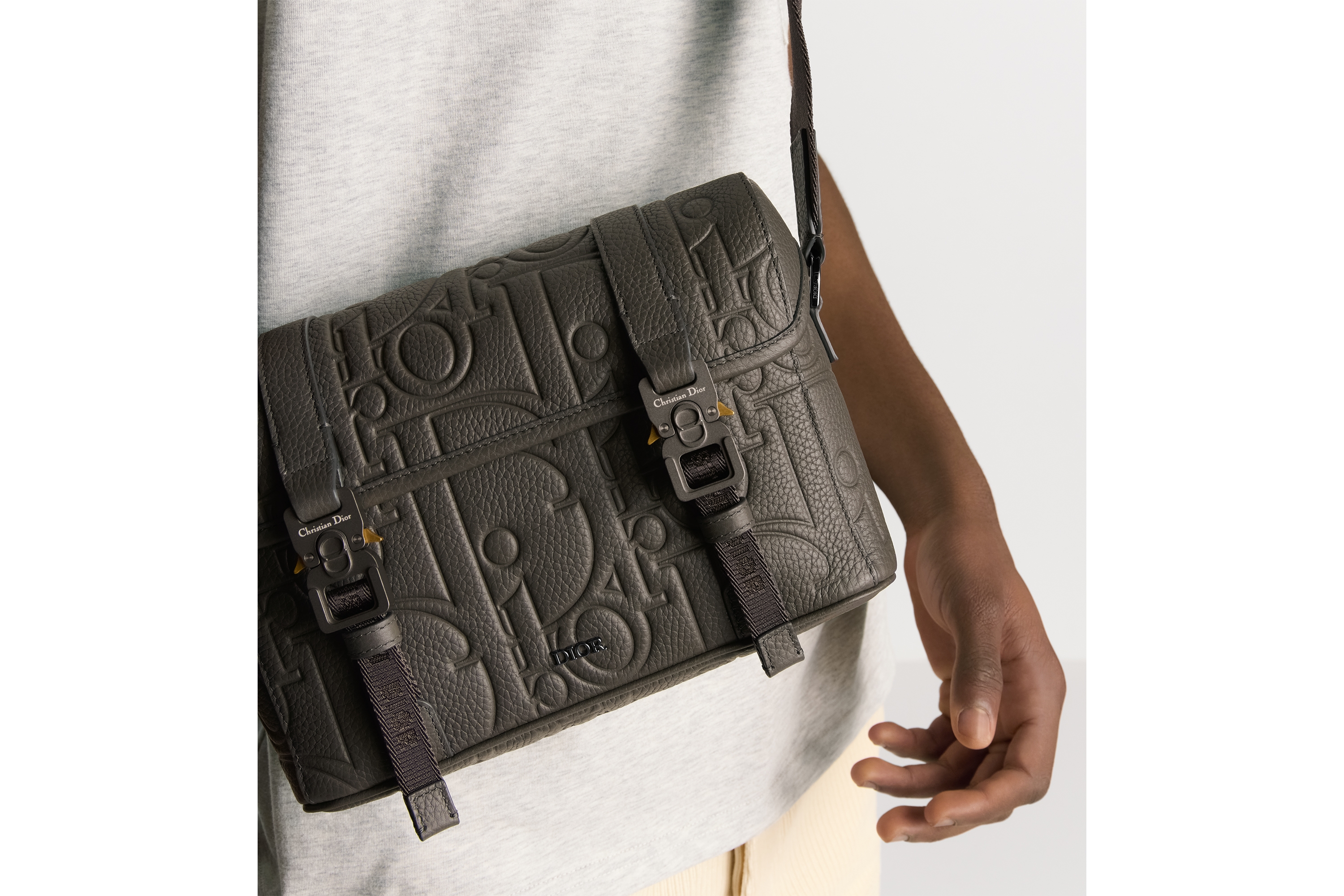 Look Dior Hit the Road Messenger Bag with Flap Gray Dior Gravity Leather and Gray Grained Calfskin E20