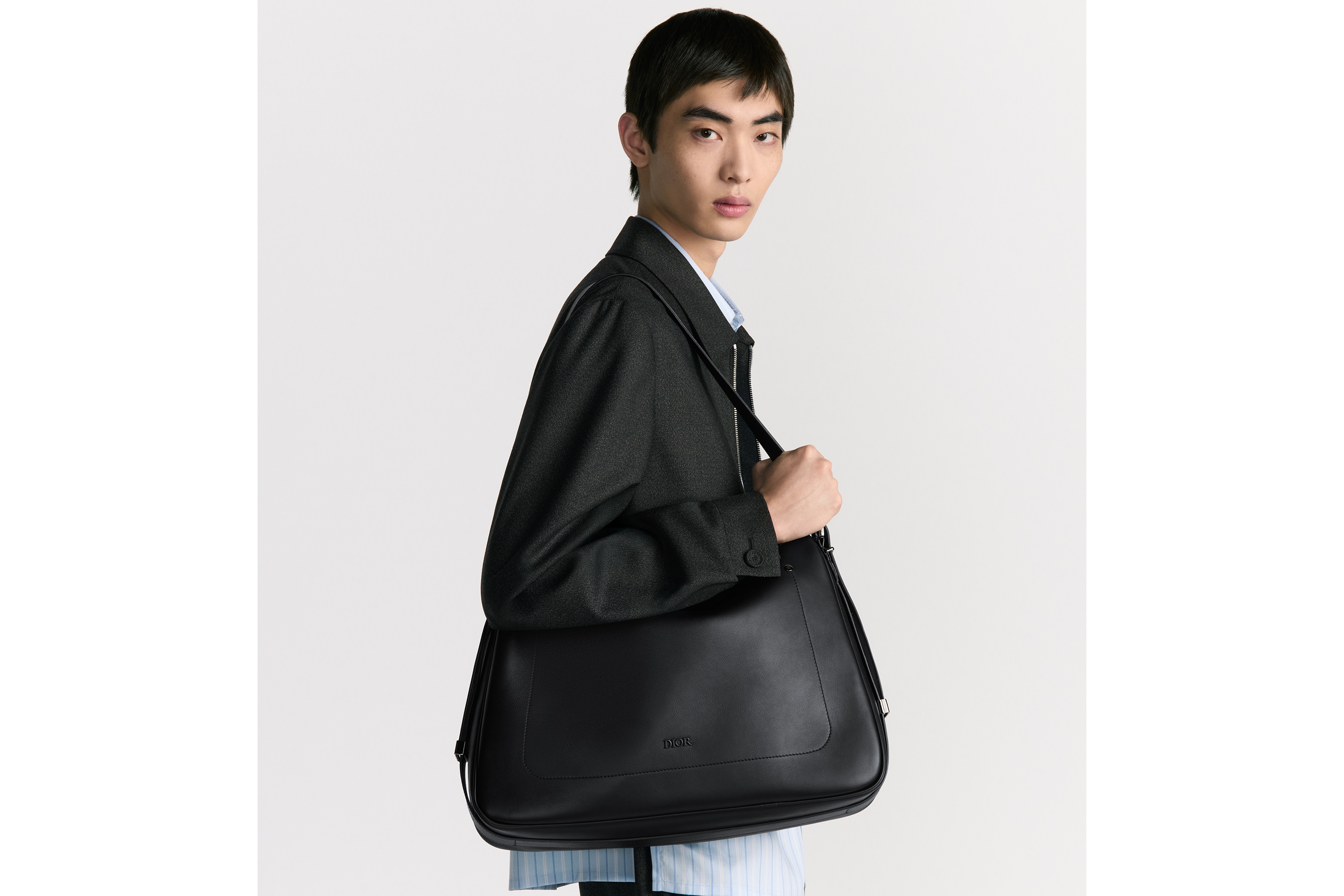 Look Sac Hobo zippé Dior Slider Large Cuir de veau lisse noir E22