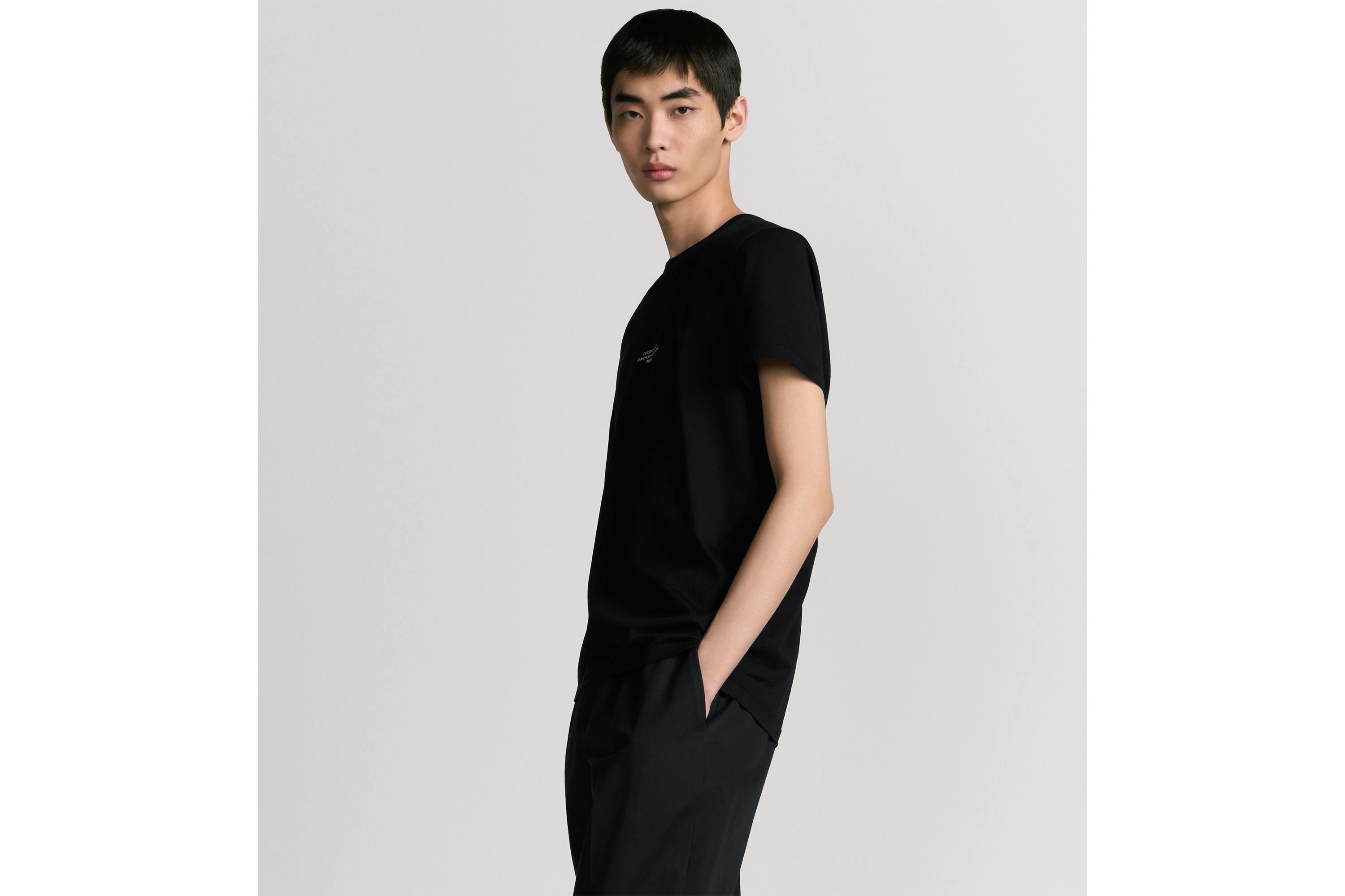 เสื้อยืด Dior Montaigne ทรงพอดีตัวแบบมาตรฐาน ผ้าฝ้ายเจอร์ซีย์เคลือบสีดํา E07