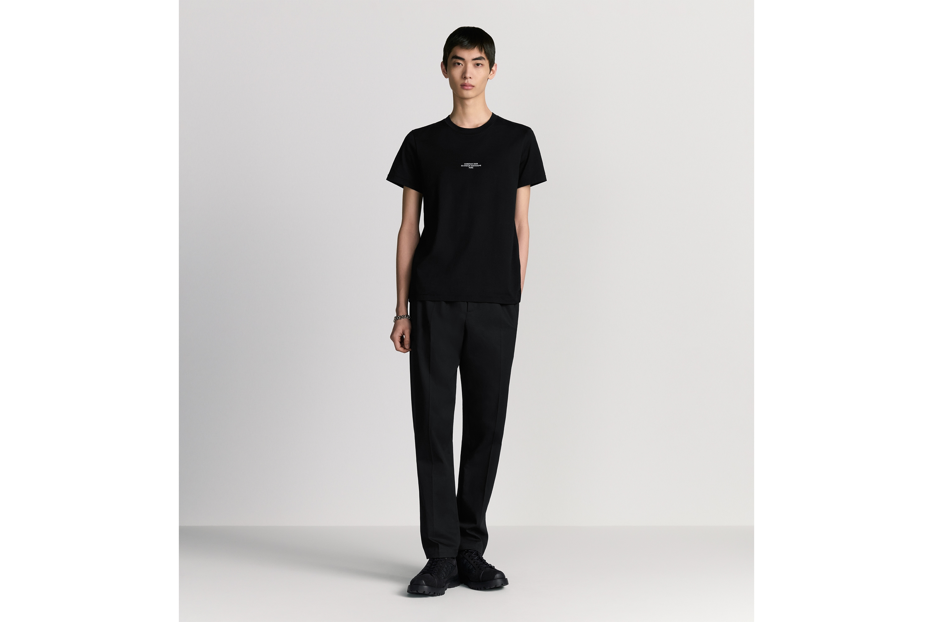 เสื้อยืด Dior Montaigne ทรงพอดีตัวแบบมาตรฐาน ผ้าฝ้ายเจอร์ซีย์เคลือบสีดํา E08