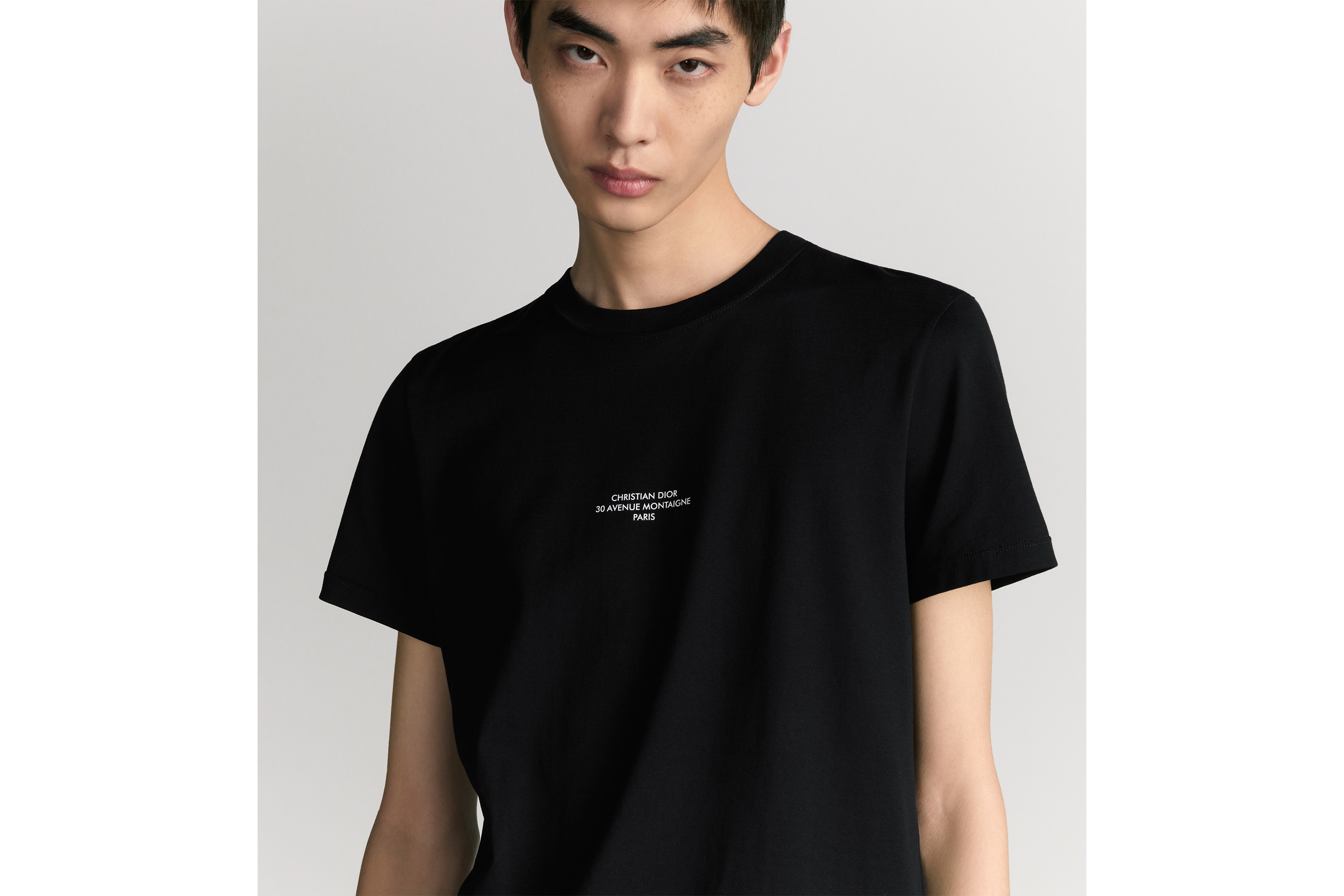 เสื้อยืด Dior Montaigne ทรงพอดีตัวแบบมาตรฐาน ผ้าฝ้ายเจอร์ซีย์เคลือบสีดํา E10