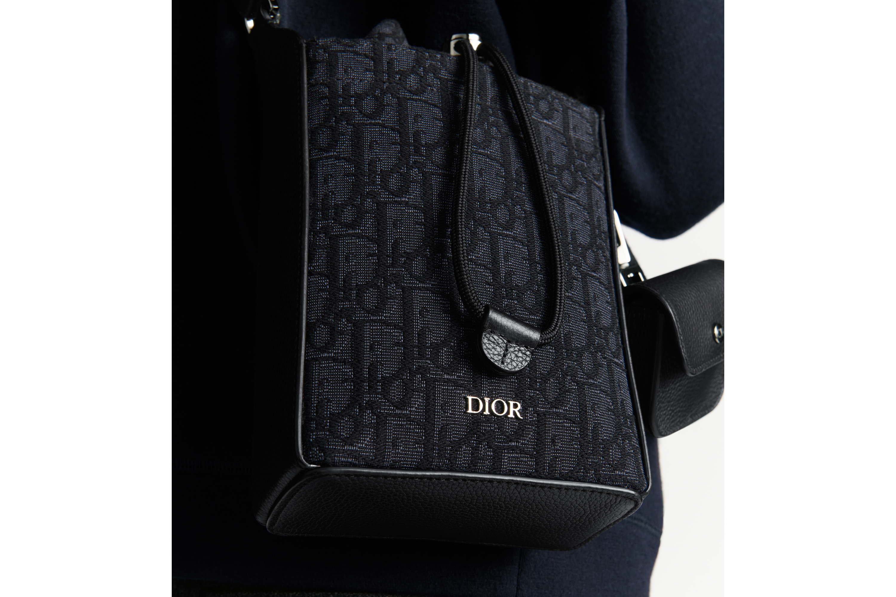 look_image_alt_prefix Mini Bucket Bag Dior Oblique Jacquard in Schwarz und genarbtes Kalbsleder in Schwarz E20