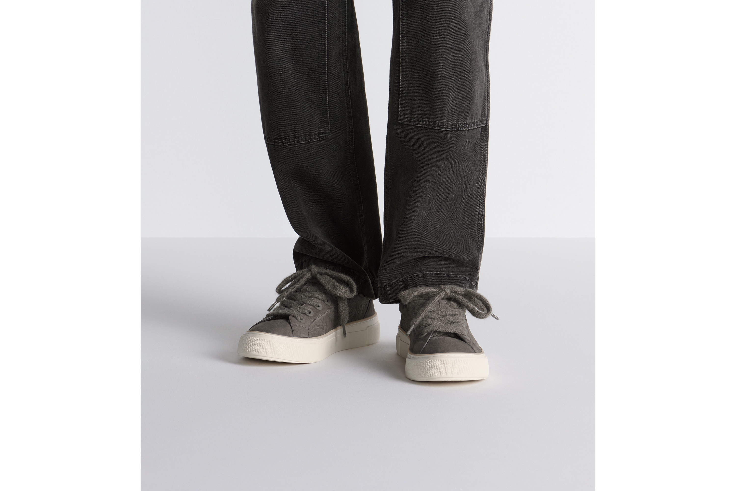 look_image_alt_prefix B33 Spin Sneaker Nubukleder und Dior Gravity Nubukleder in Grau E23