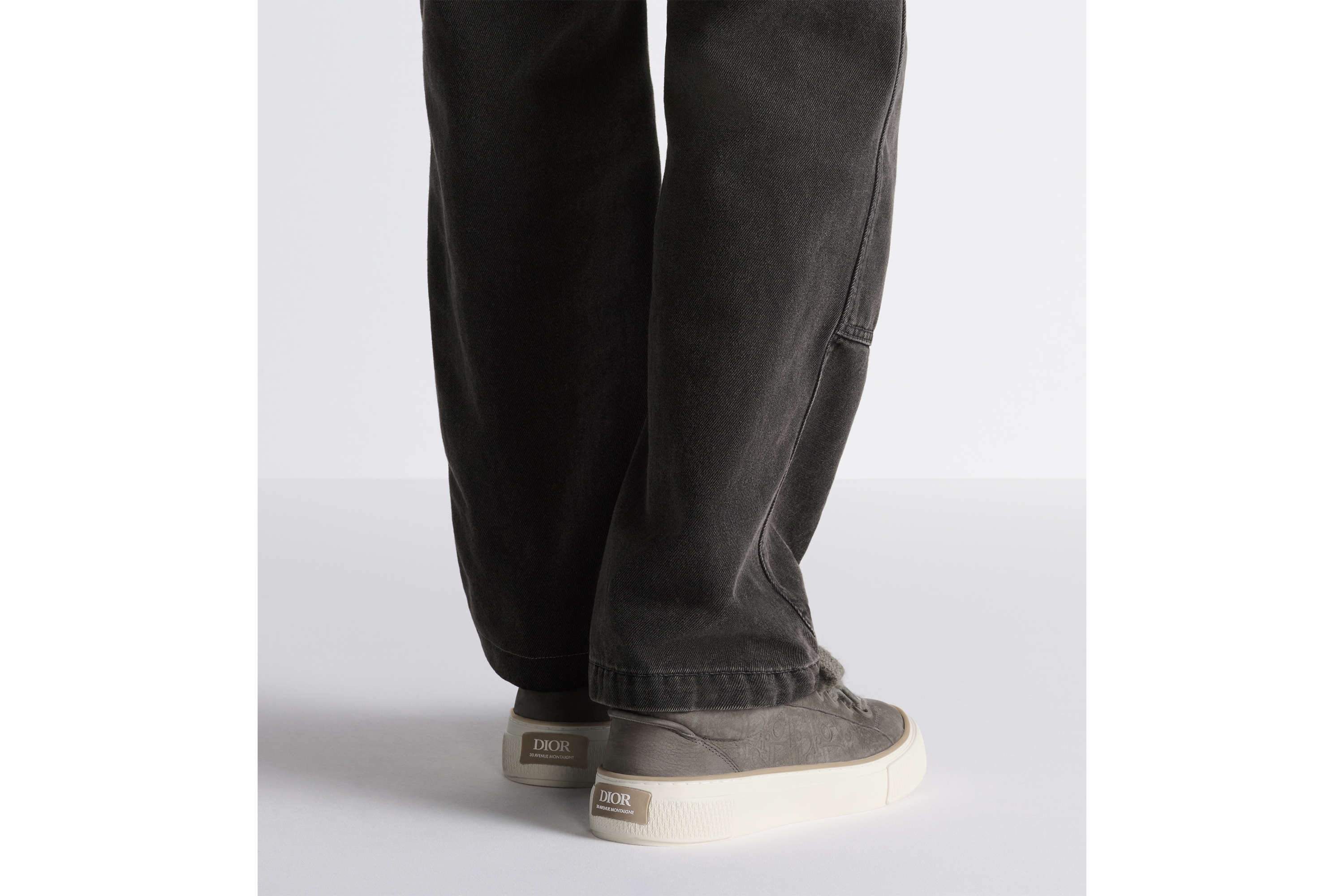 look_image_alt_prefix B33 Spin Sneaker Nubukleder und Dior Gravity Nubukleder in Grau E24